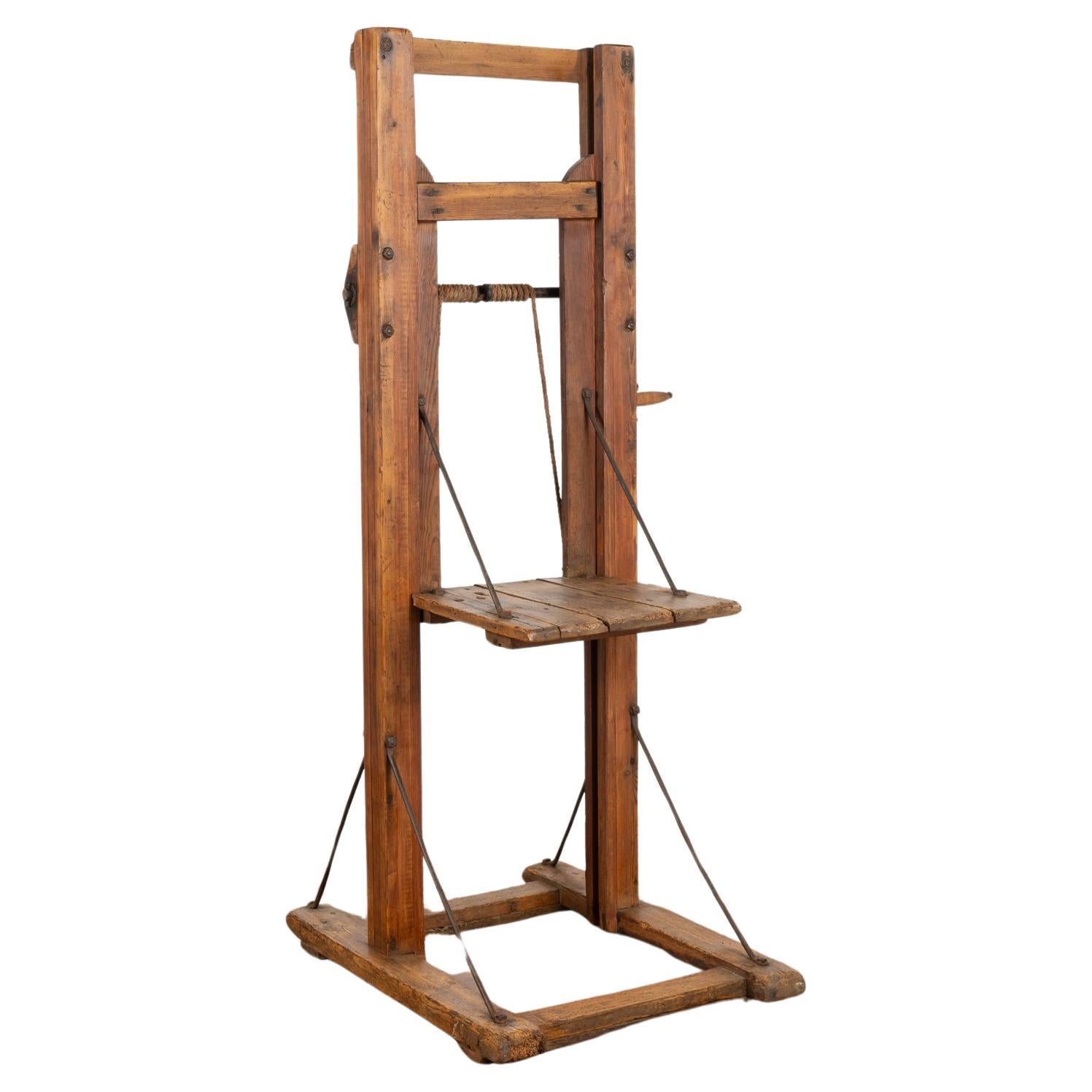 Antiker Grain Lift Rustic Display Table, Dänemark um 1900