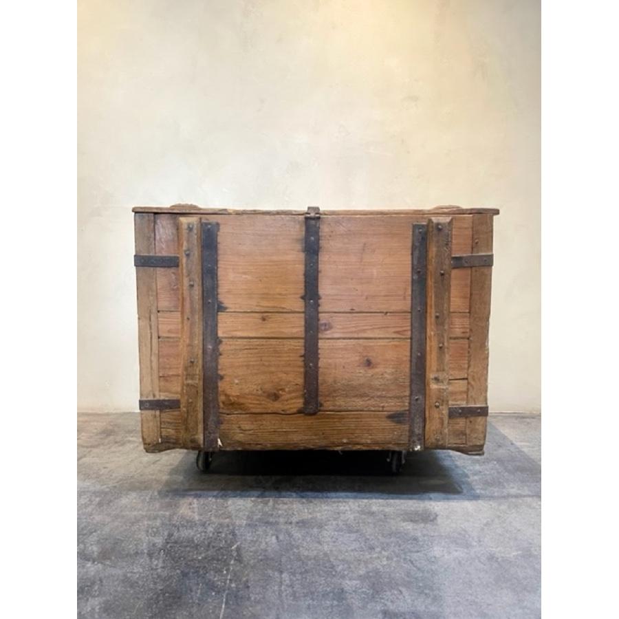 Antique Grain trunk, c.1800 Very Cool hardware and detailing. Large sized. Good Condition. Wonderful character and paint

Item #: FR-0049

Dimensions: 38.25”W x 25.5”D x 27.5”H.
 