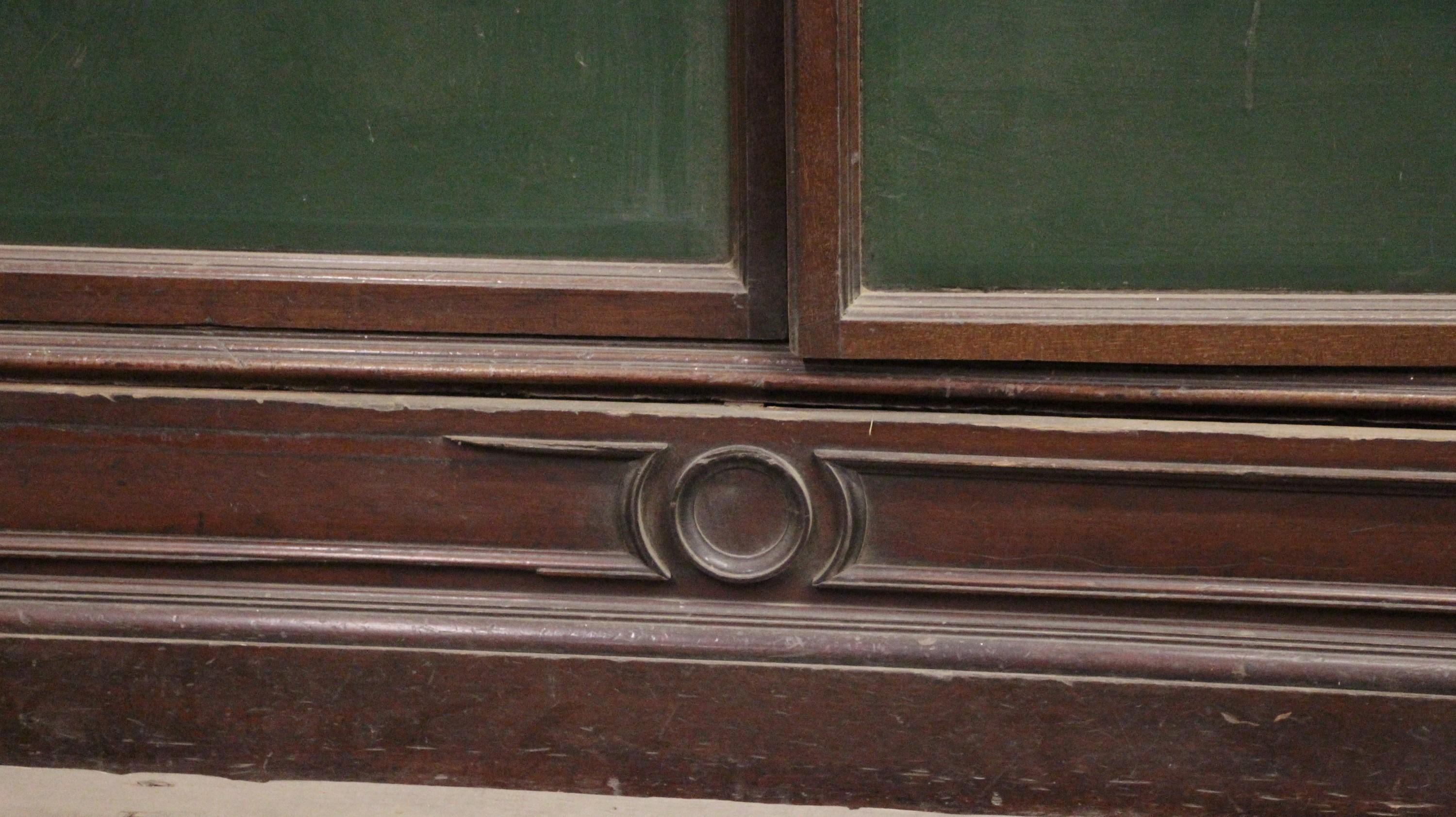 Ancienne grande vitrine anglaise avec verre bombé d'origine Bon état à New York, NY