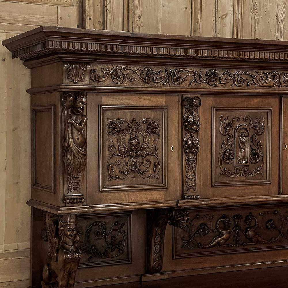 Antiguo Gran Aparador Renacentista Italiano de dos pisos en nogal en venta 3