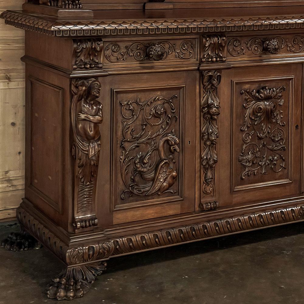 Antiguo Gran Aparador Renacentista Italiano de dos pisos en nogal en venta 5