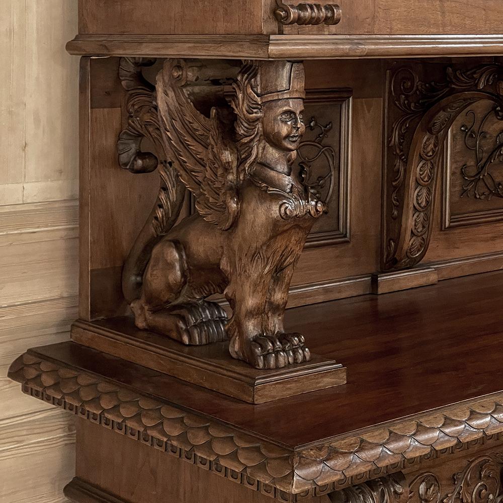 Antiguo Gran Aparador Renacentista Italiano de dos pisos en nogal en venta 7