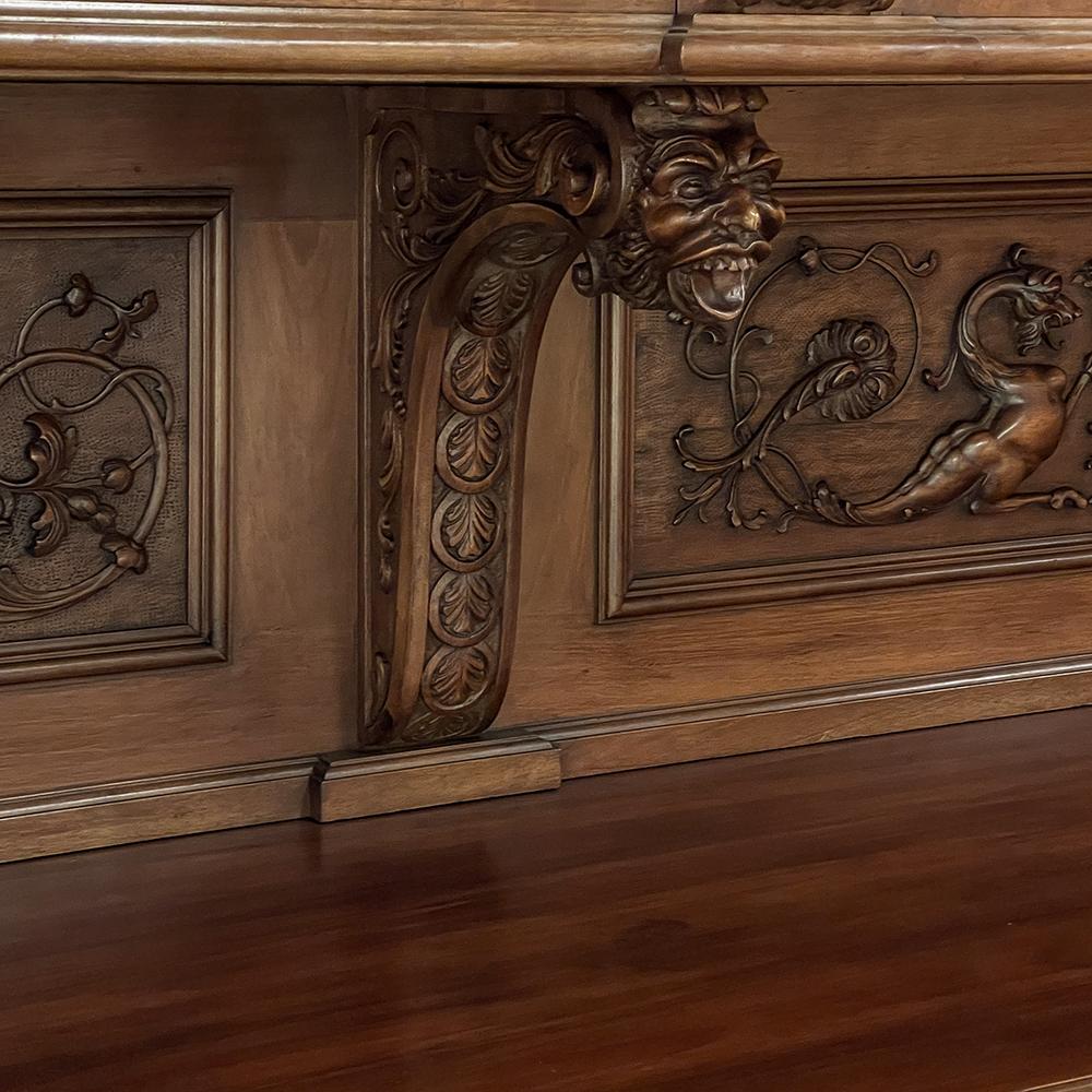Antiguo Gran Aparador Renacentista Italiano de dos pisos en nogal en venta 8