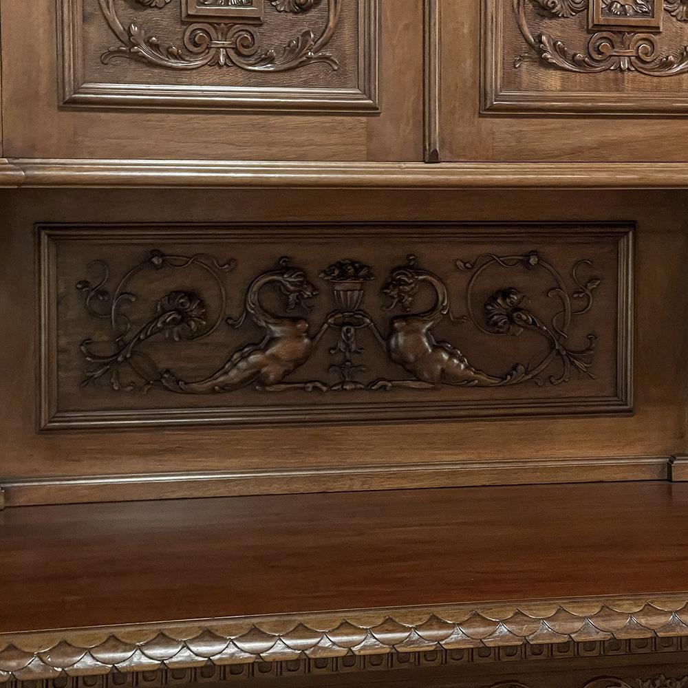 Antiguo Gran Aparador Renacentista Italiano de dos pisos en nogal en venta 9