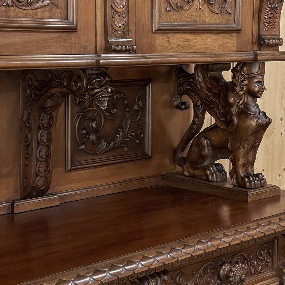 Antiguo Gran Aparador Renacentista Italiano de dos pisos en nogal en venta 11