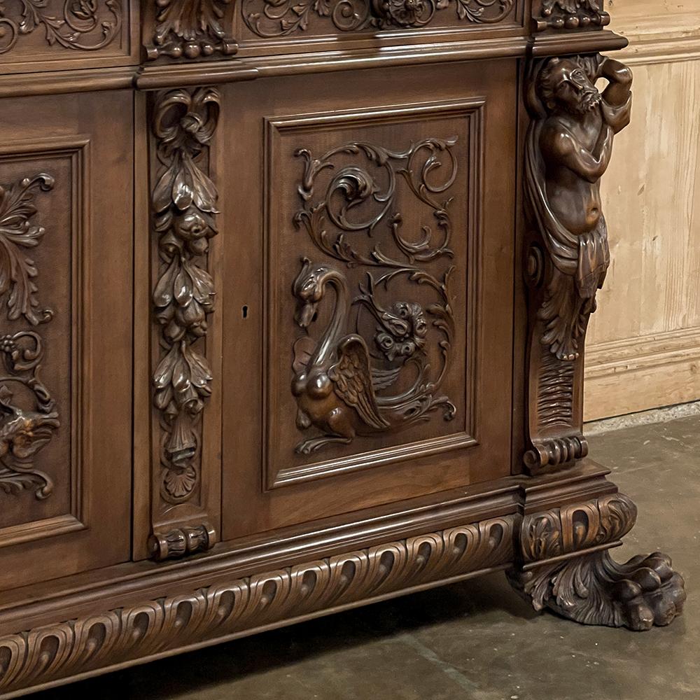 Antiguo Gran Aparador Renacentista Italiano de dos pisos en nogal en venta 12