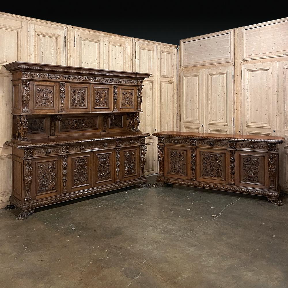 ¡El Buffet de dos niveles Antiguo Gran Renacimiento Italiano en nogal hará una declaración inolvidable en tu sala de estar, comedor o sala de entretenimiento!  El detalle tallado de arriba abajo debe verse en persona para apreciarlo plenamente, pero