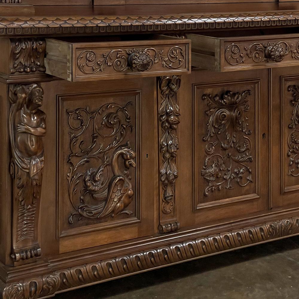 Antiguo Gran Aparador Renacentista Italiano de dos pisos en nogal en venta 13
