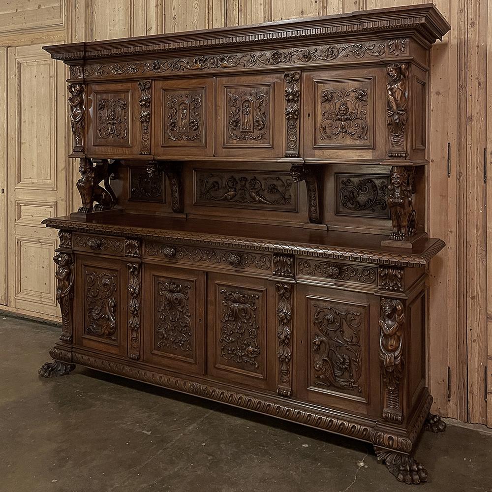 Antiguo Gran Aparador Renacentista Italiano de dos pisos en nogal Renacimiento en venta