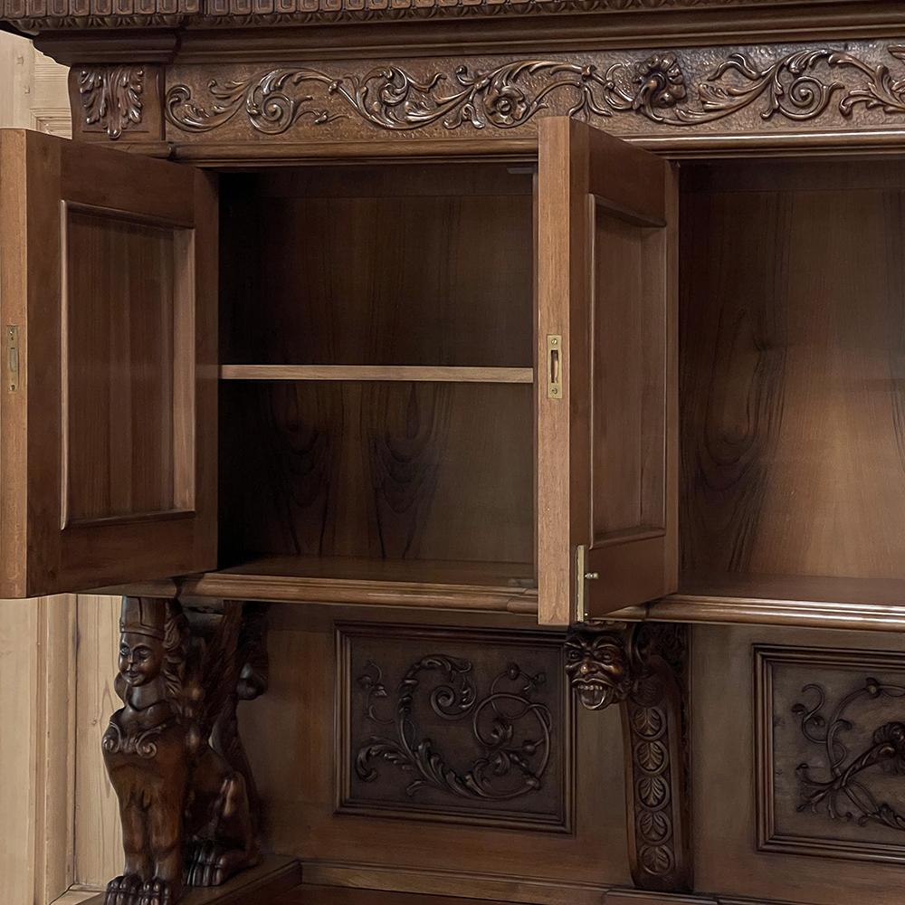 Antiguo Gran Aparador Renacentista Italiano de dos pisos en nogal en Bueno estado para la venta en Dallas, TX