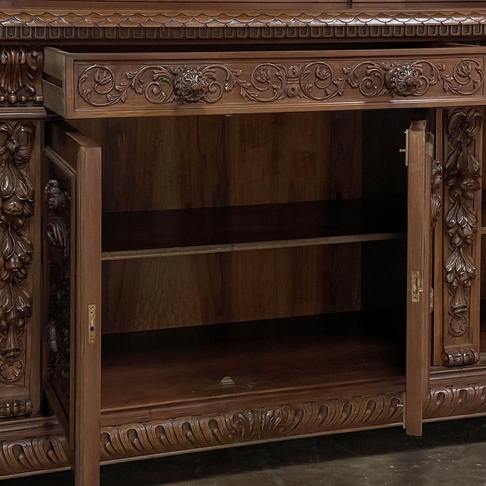 Antiguo Gran Aparador Renacentista Italiano de dos pisos en nogal siglo XX en venta
