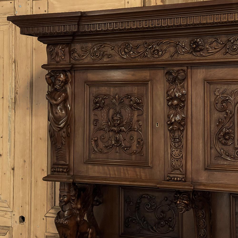 Antiguo Gran Aparador Renacentista Italiano de dos pisos en nogal en venta 2