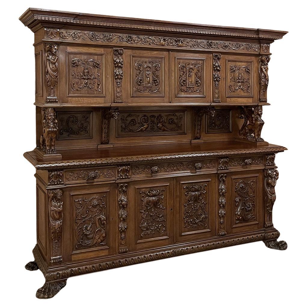 Antiguo Gran Aparador Renacentista Italiano de dos pisos en nogal en venta