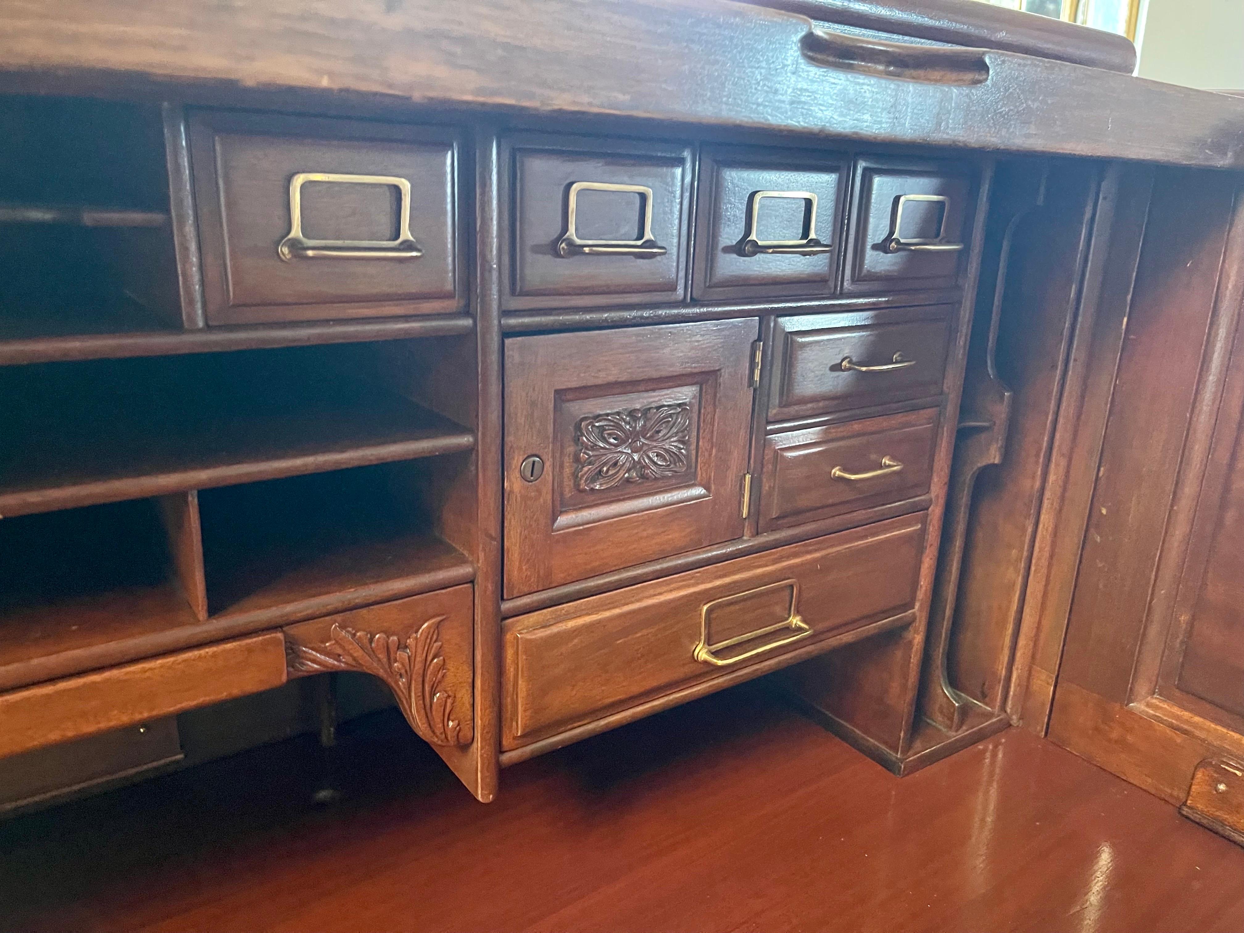 Ancien grand bureau à roulettes en acajou Derby Desk Company Boston, MA, début du siècle 11