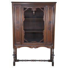 Antiker Grand Rapids Chair Co. Jacobean Vitrinenschrank aus Nussbaumholz von William & Mary