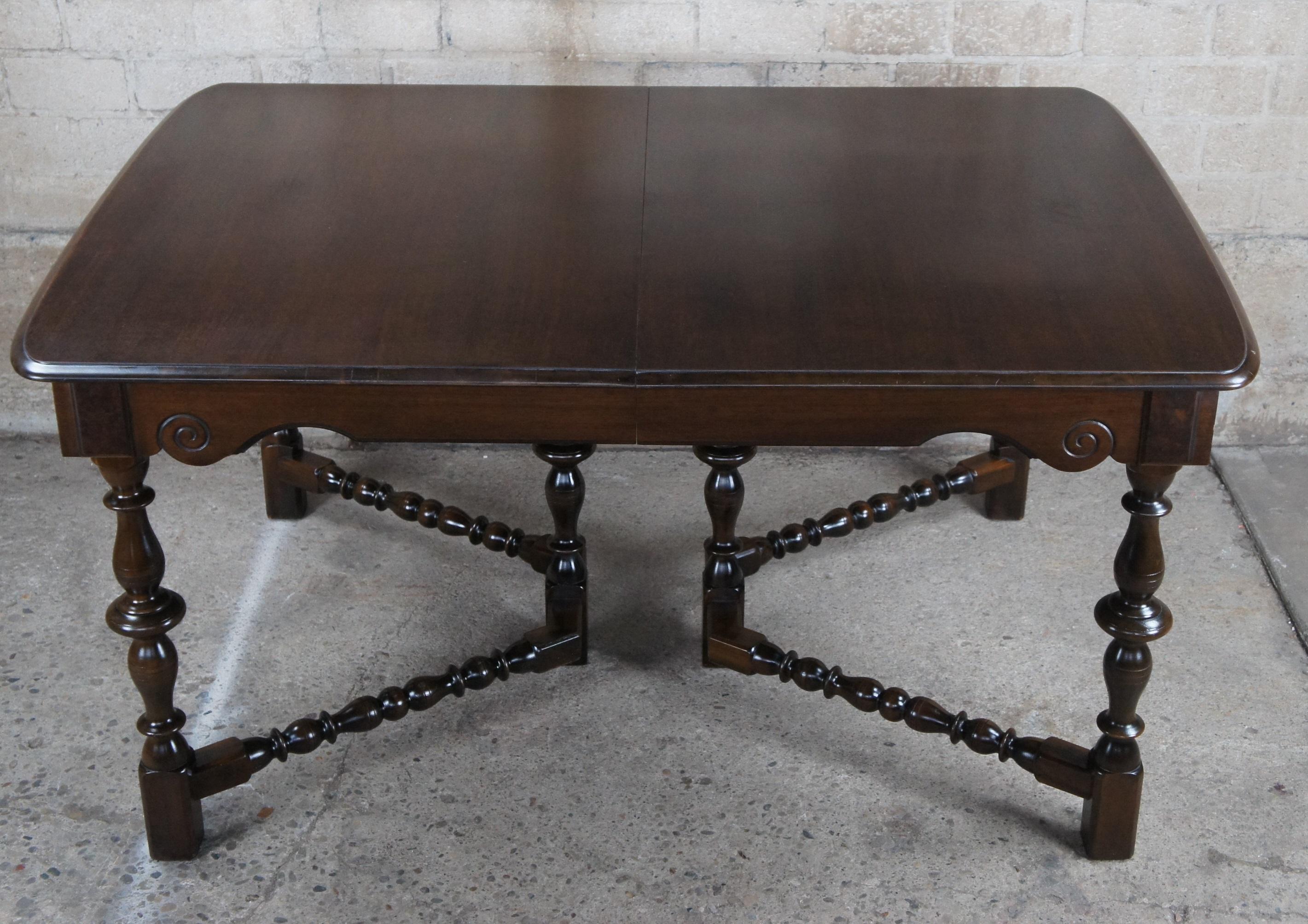 Antique Grand Rapids Chair Co William & Mary Walnut Extendable Dining Table In Good Condition In Dayton, OH