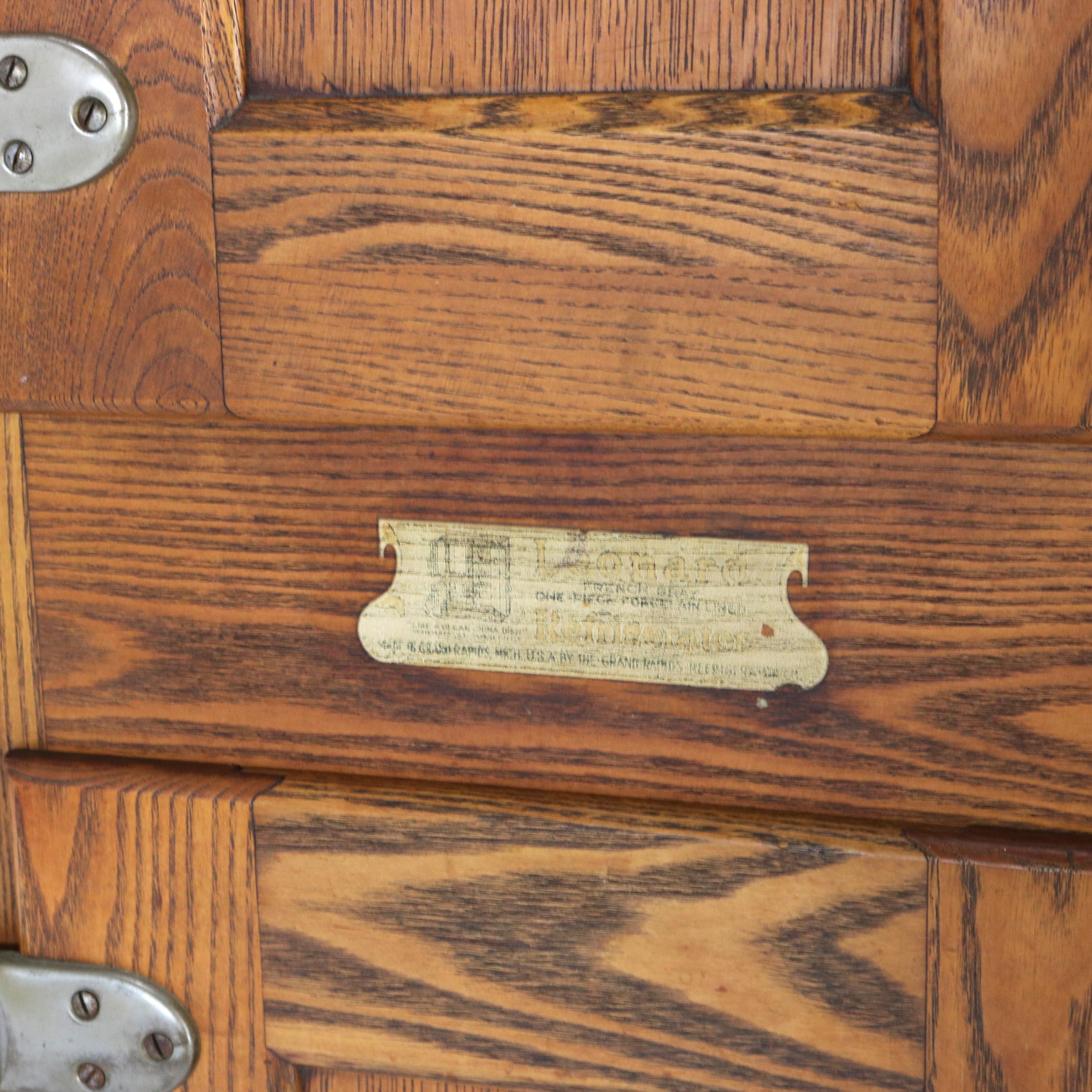 Antiguo frigorífico Grand Rapids Co. Hielera Leonard de roble y tres puertas c1920 Estadounidense en venta