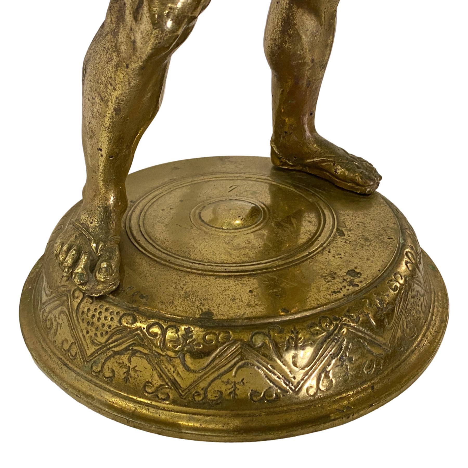 Eine italienische Bronzefigur aus dem späten 19. Jahrhundert, die Bacchus darstellt, der einen geflochtenen Bronzekorb hält, mit originaler Patina.

Abmessungen:
Höhe 24