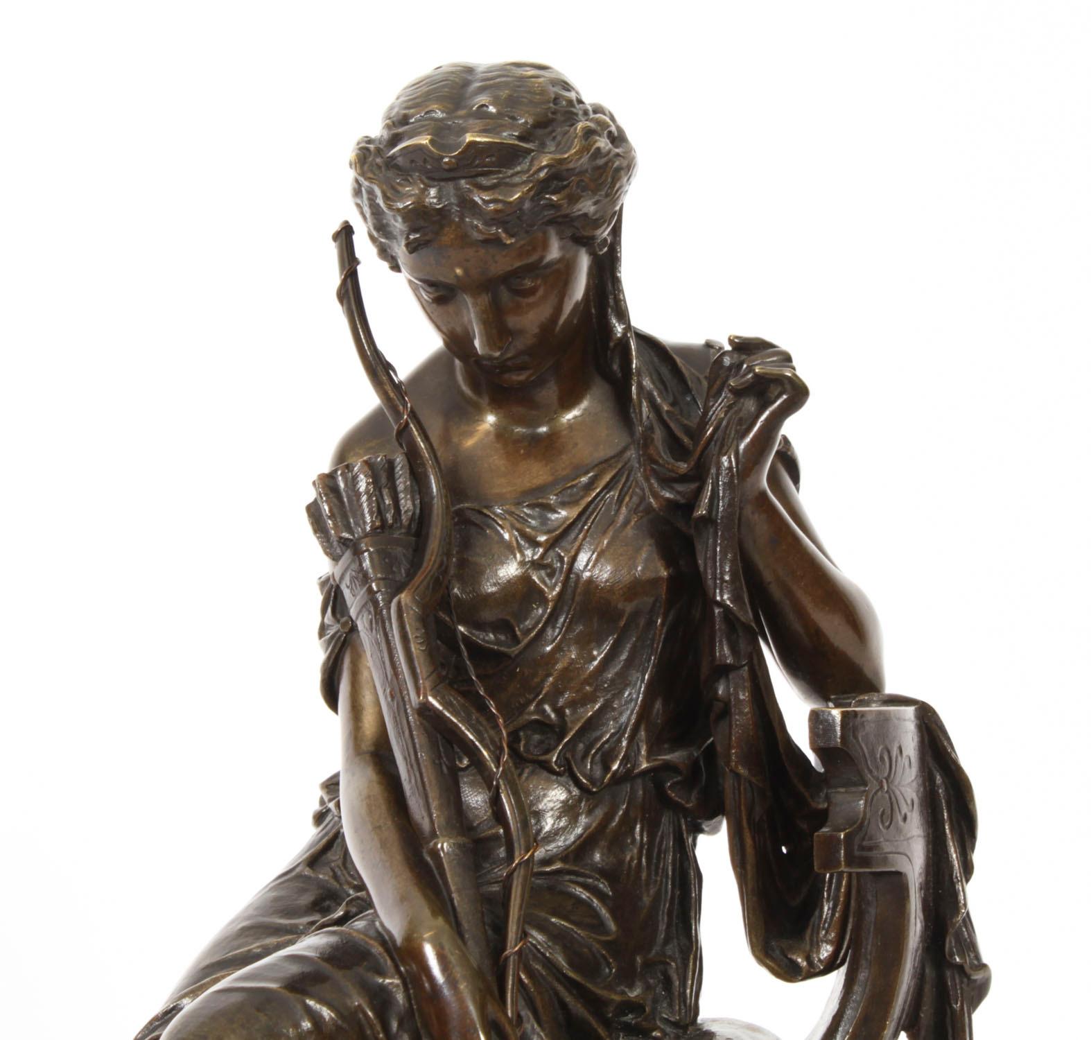 Un site  élégante figure en bronze du Grand Tour français représentant la déesse grecque Diane par Marius-Jean-Antonin Mercié, français 1845 - 1916,  datant d'environ 1880.

La déesse Diane, assise et vêtue, tient un arc et des flèches.  la tête