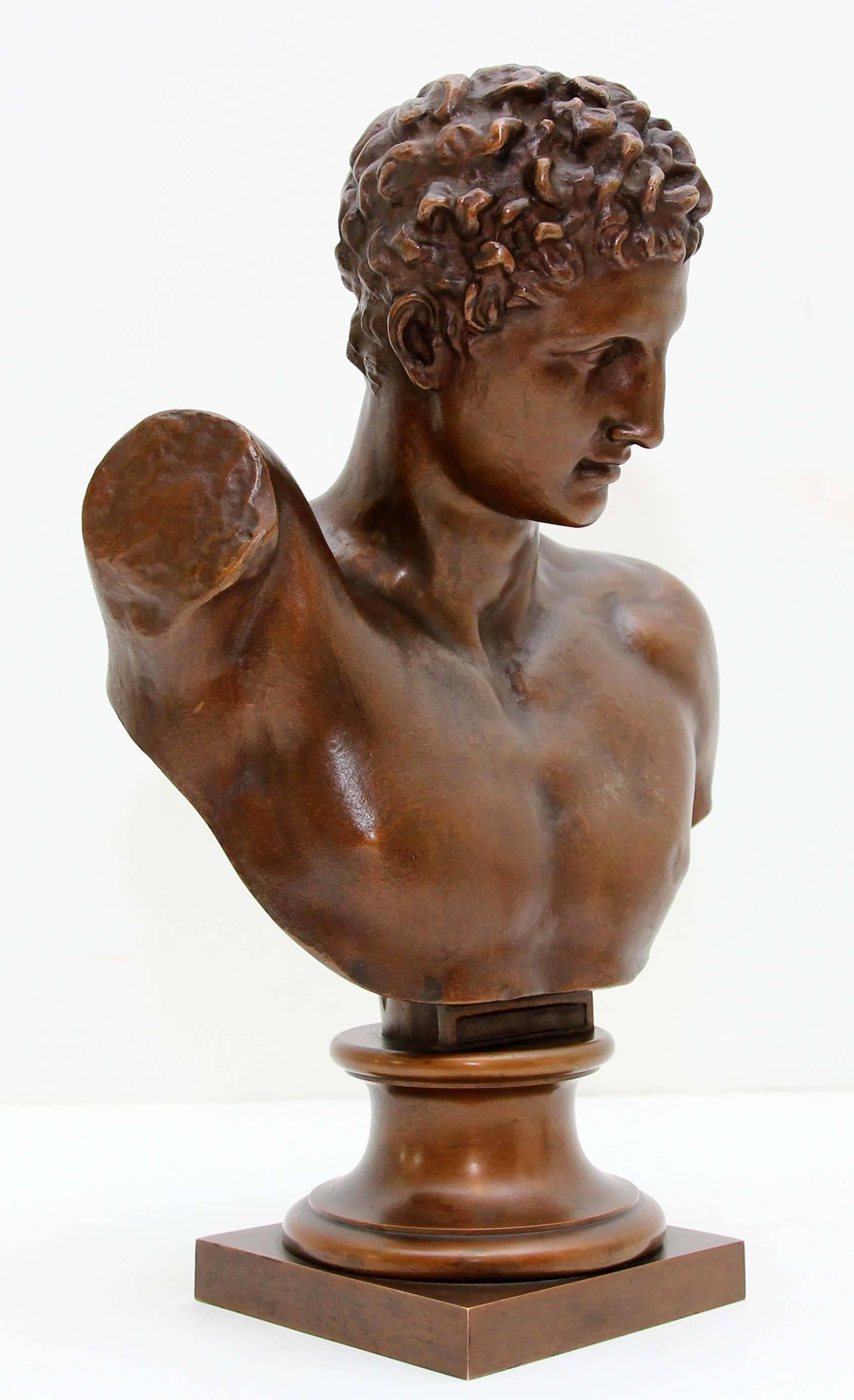 buste en bronze Grand Tour du 19ème siècle représentant Hermès. Moulage de bonne qualité avec une riche patine.