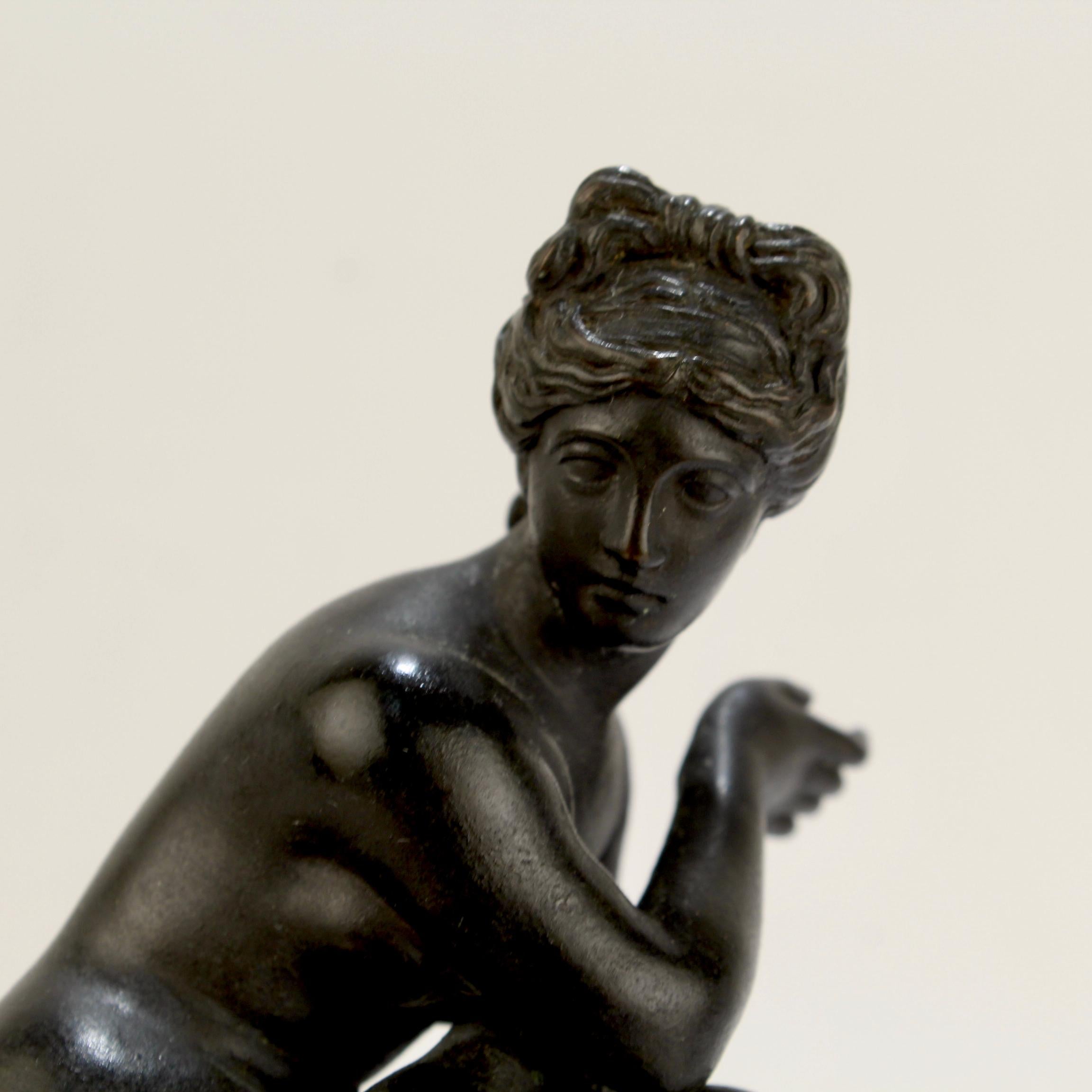 italien Sculpture ancienne en bronze Grand Tour de la Vénus accroupie, attribuée à Giambologna en vente