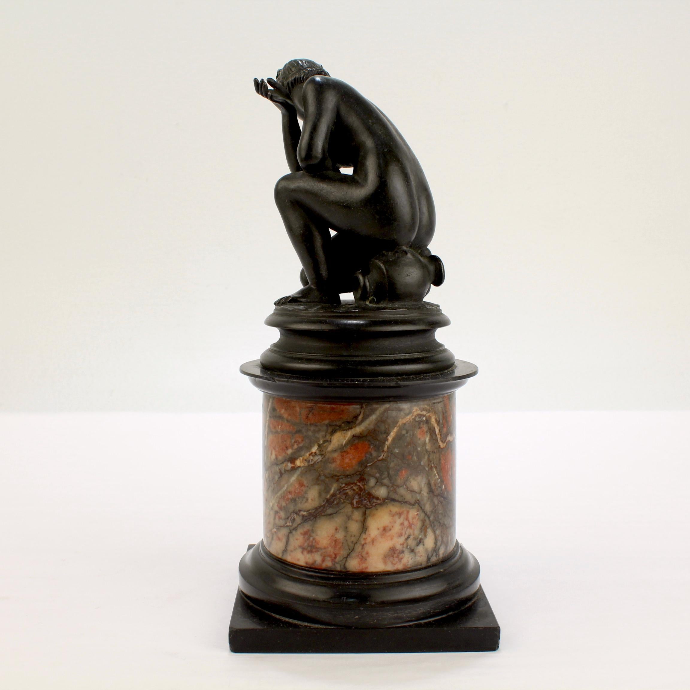 Escultura antigua Grand Tour de bronce de la Venus agazapada según Giambologna en Bueno estado para la venta en Philadelphia, PA