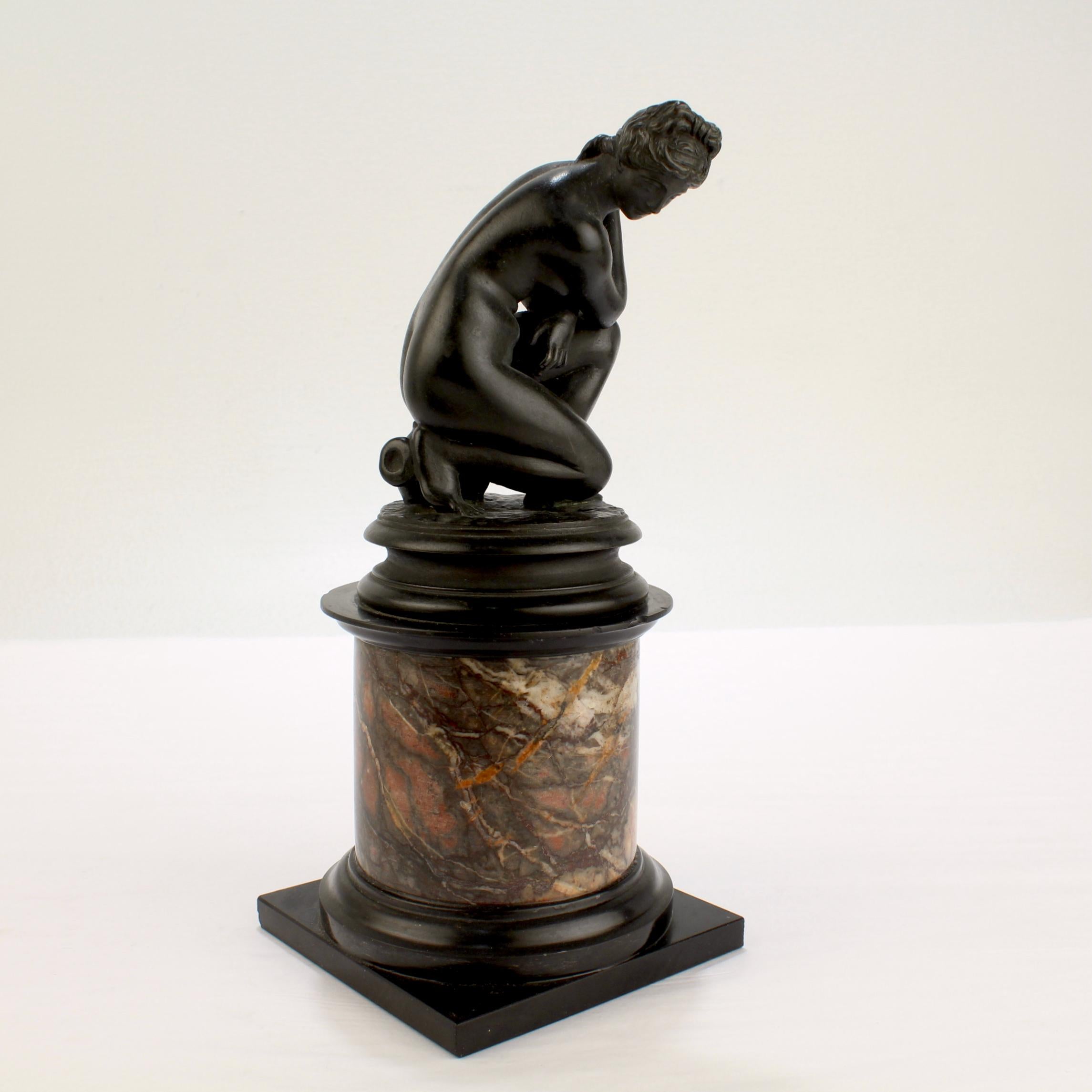 Bronze Sculpture ancienne en bronze Grand Tour de la Vénus accroupie, attribuée à Giambologna en vente