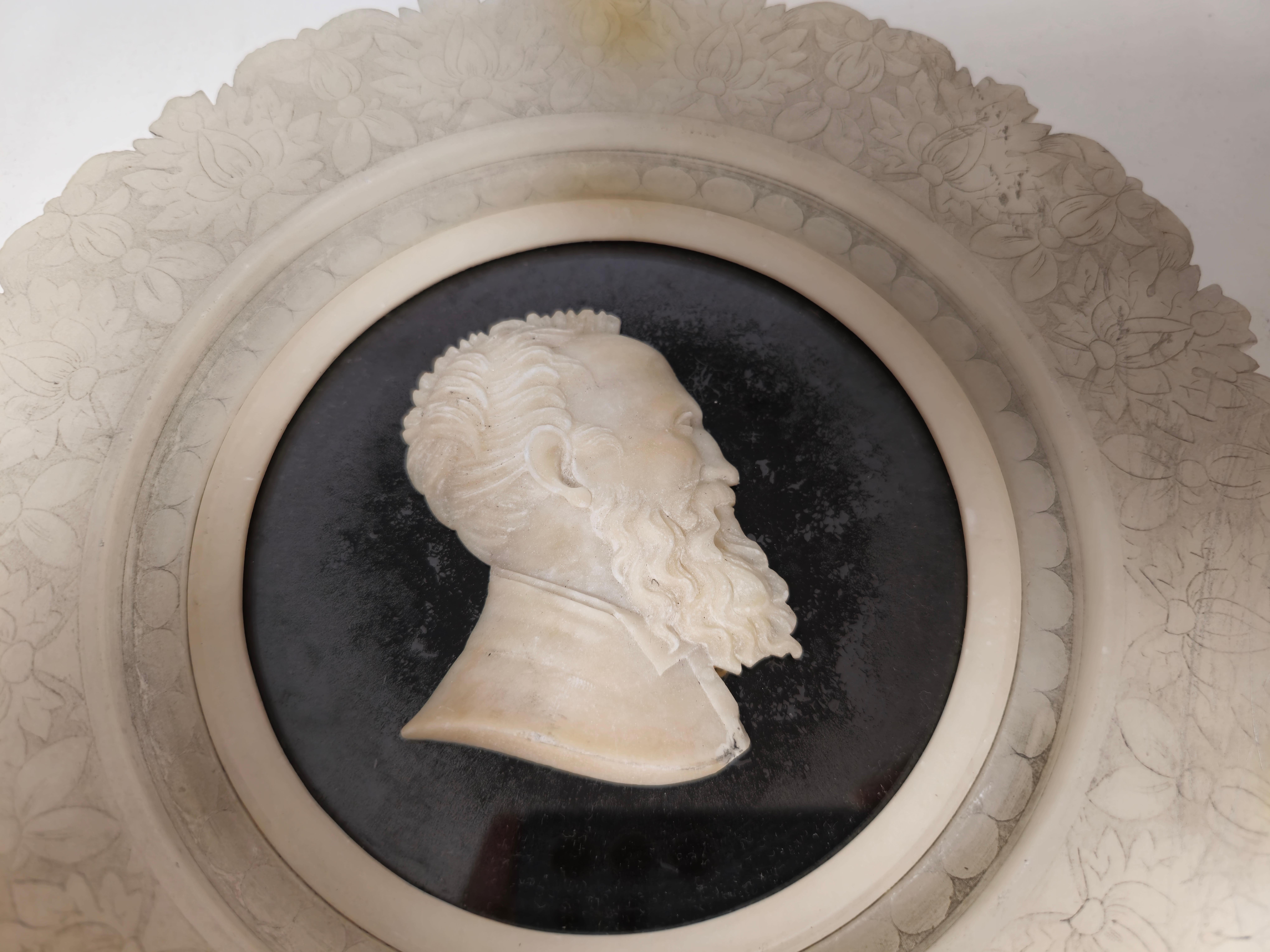 Antike Grand Tour geschnitzt Alabaster Portrait Relief von Michelangelo im Angebot 8