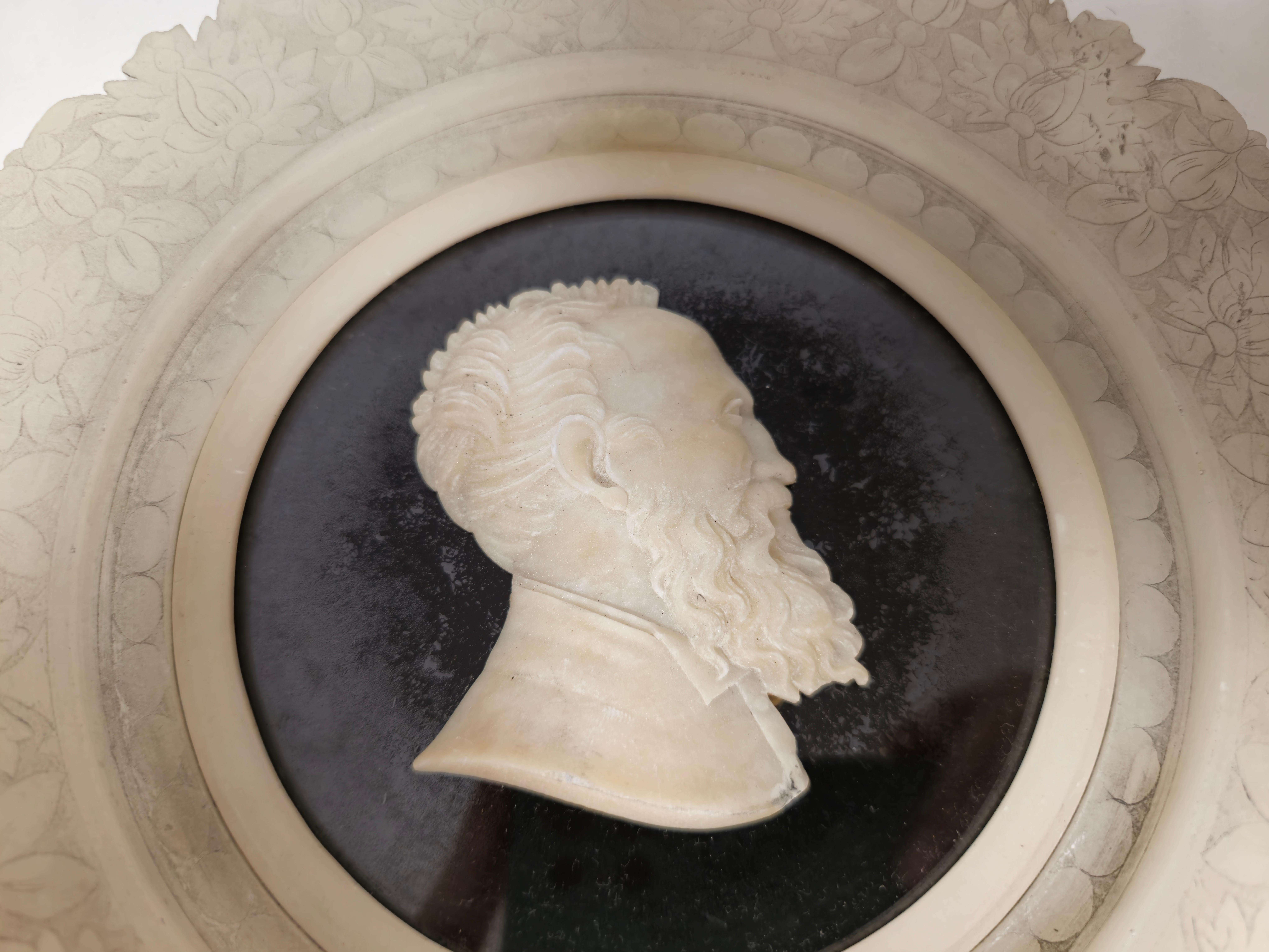 Antike Grand Tour geschnitzt Alabaster Portrait Relief von Michelangelo im Angebot 9