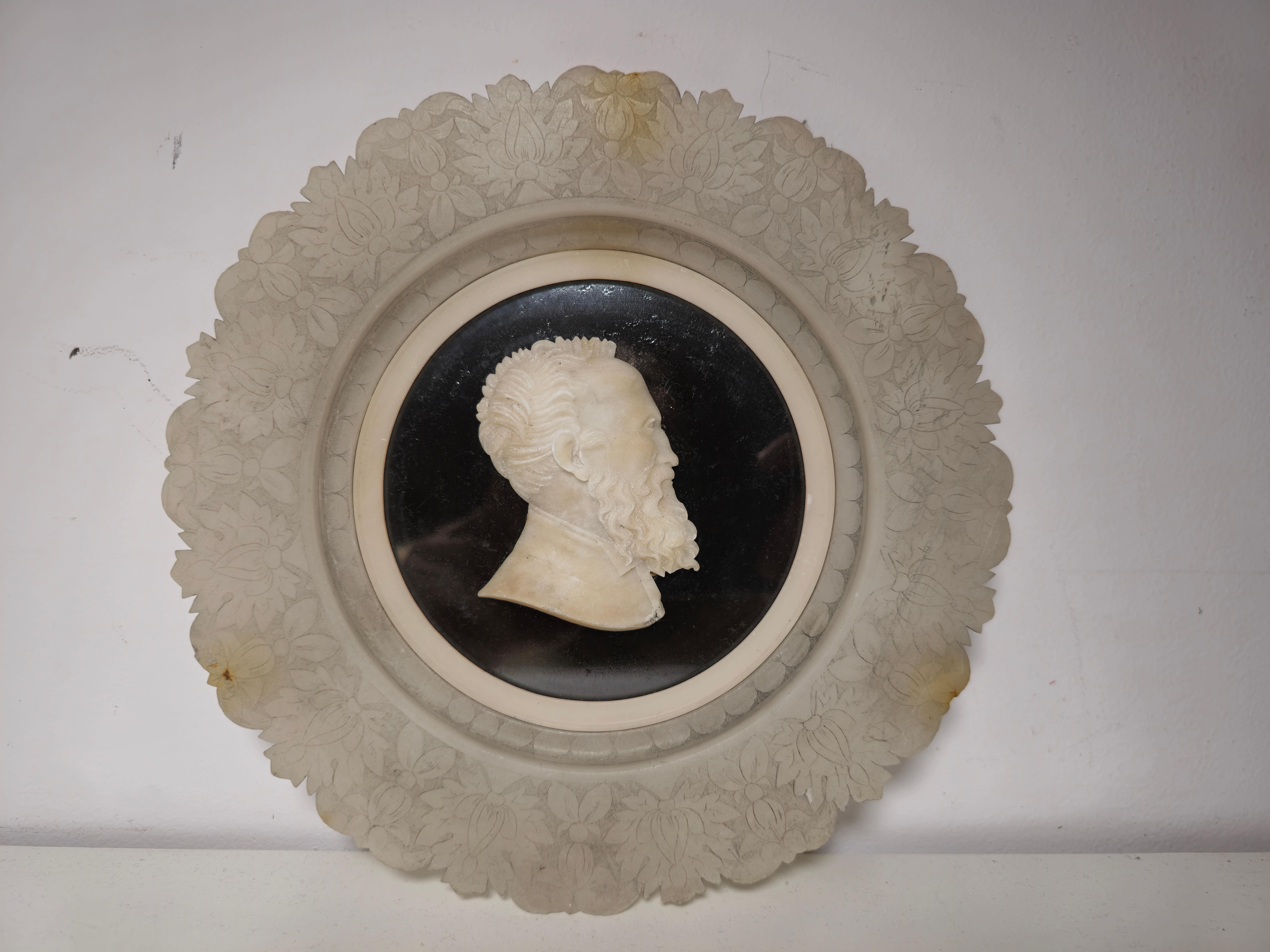 Wir präsentieren eine exquisite antike Grand-Tour-Schale aus Alabaster mit einem detaillierten Portraitrelief von Michelangelo in der Mitte. Dieses Stück ist ein schönes Beispiel für die Handwerkskunst des 19. Jahrhunderts und spiegelt das Wesen der