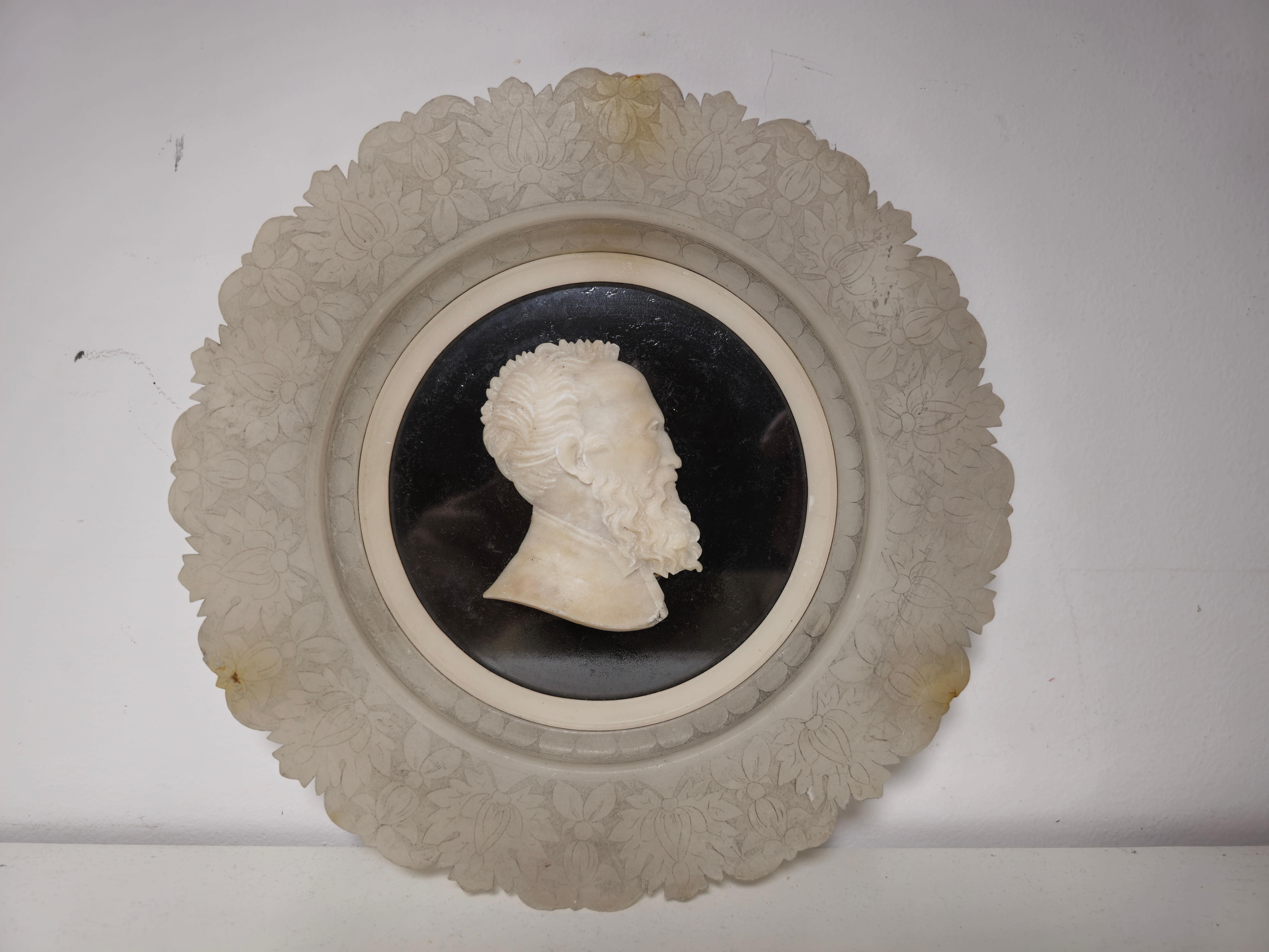 Antike Grand Tour geschnitzt Alabaster Portrait Relief von Michelangelo im Zustand „Gut“ im Angebot in Madrid, ES