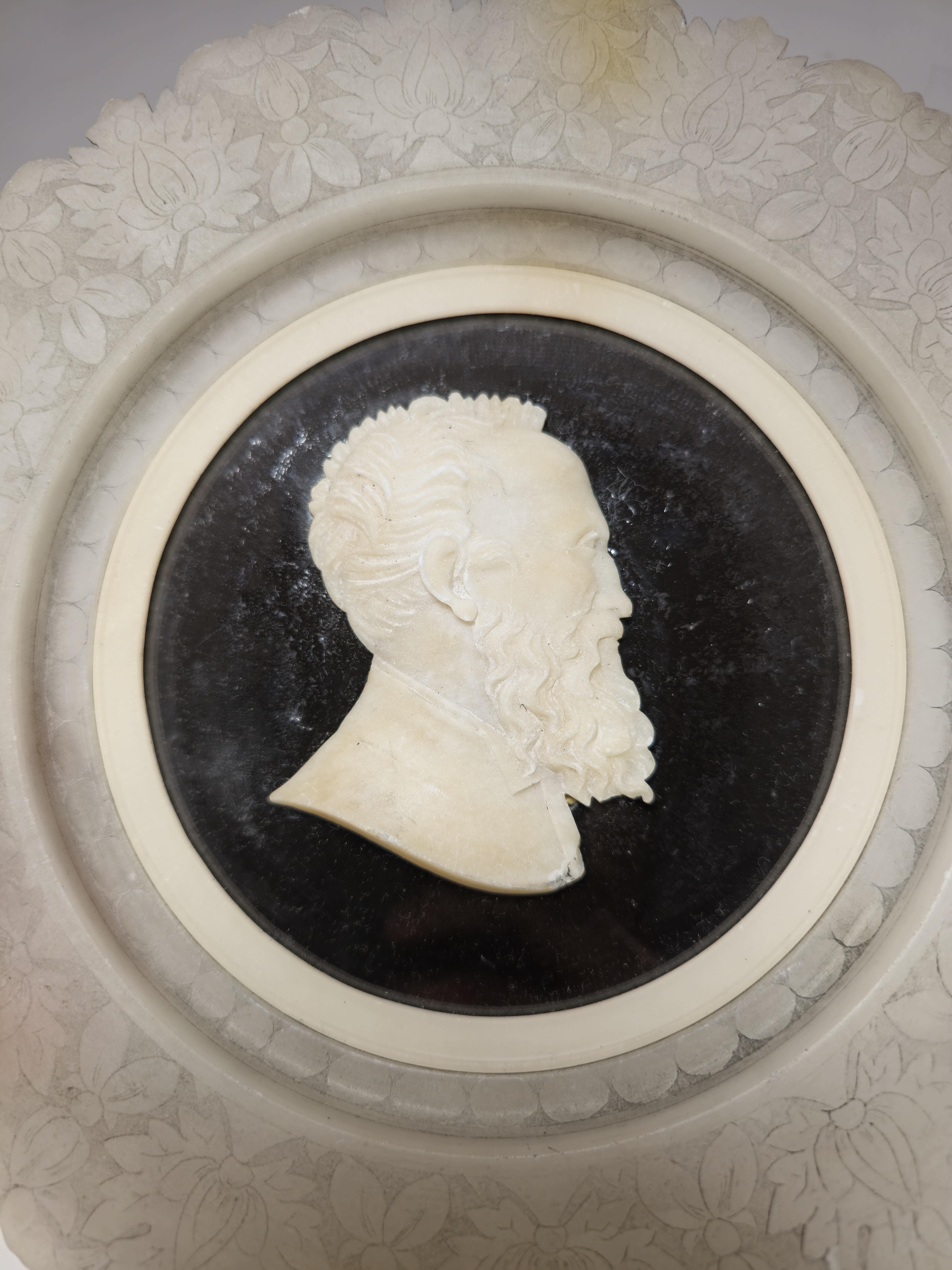 Antike Grand Tour geschnitzt Alabaster Portrait Relief von Michelangelo (19. Jahrhundert) im Angebot