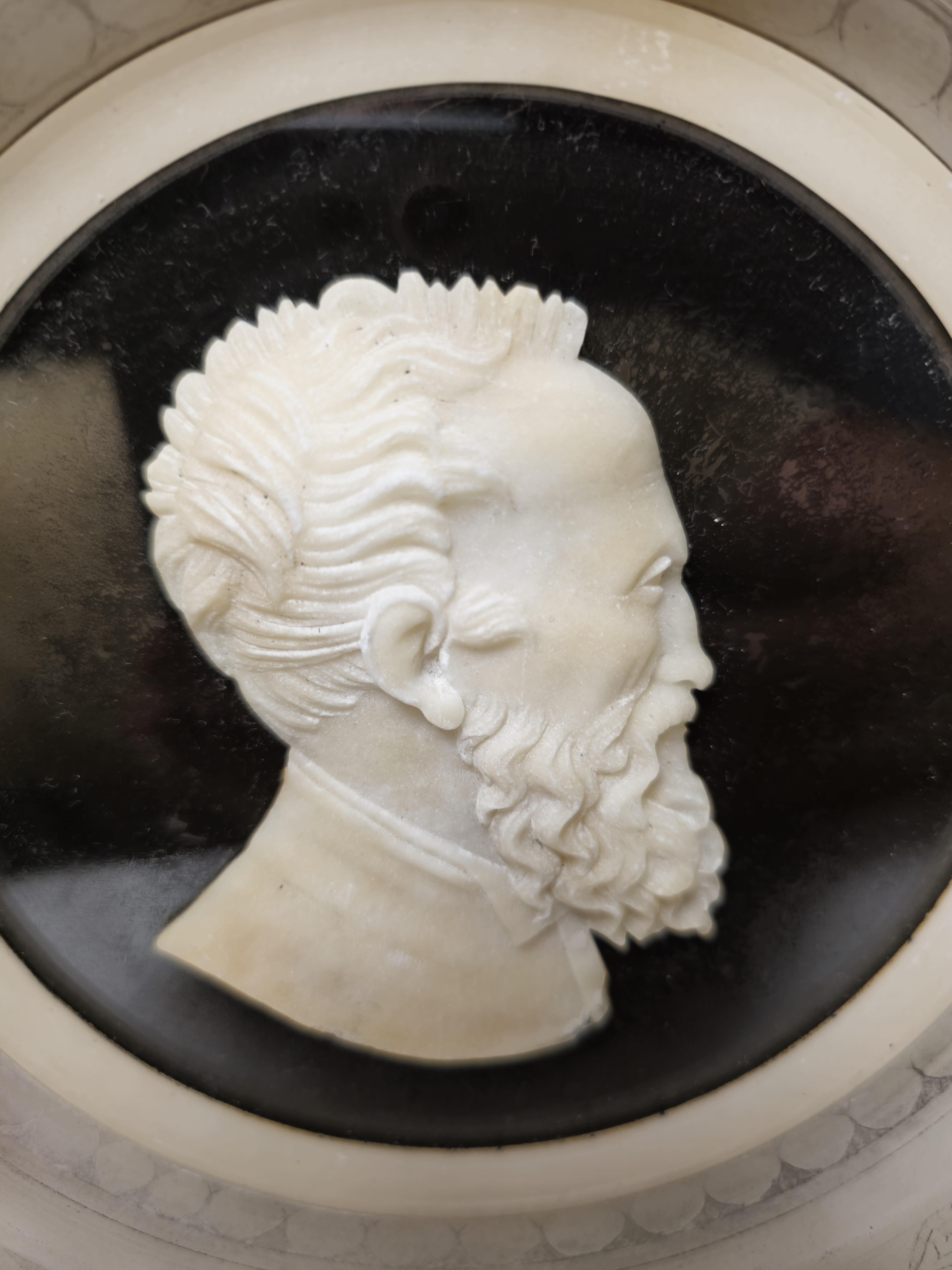 Antike Grand Tour geschnitzt Alabaster Portrait Relief von Michelangelo im Angebot 1