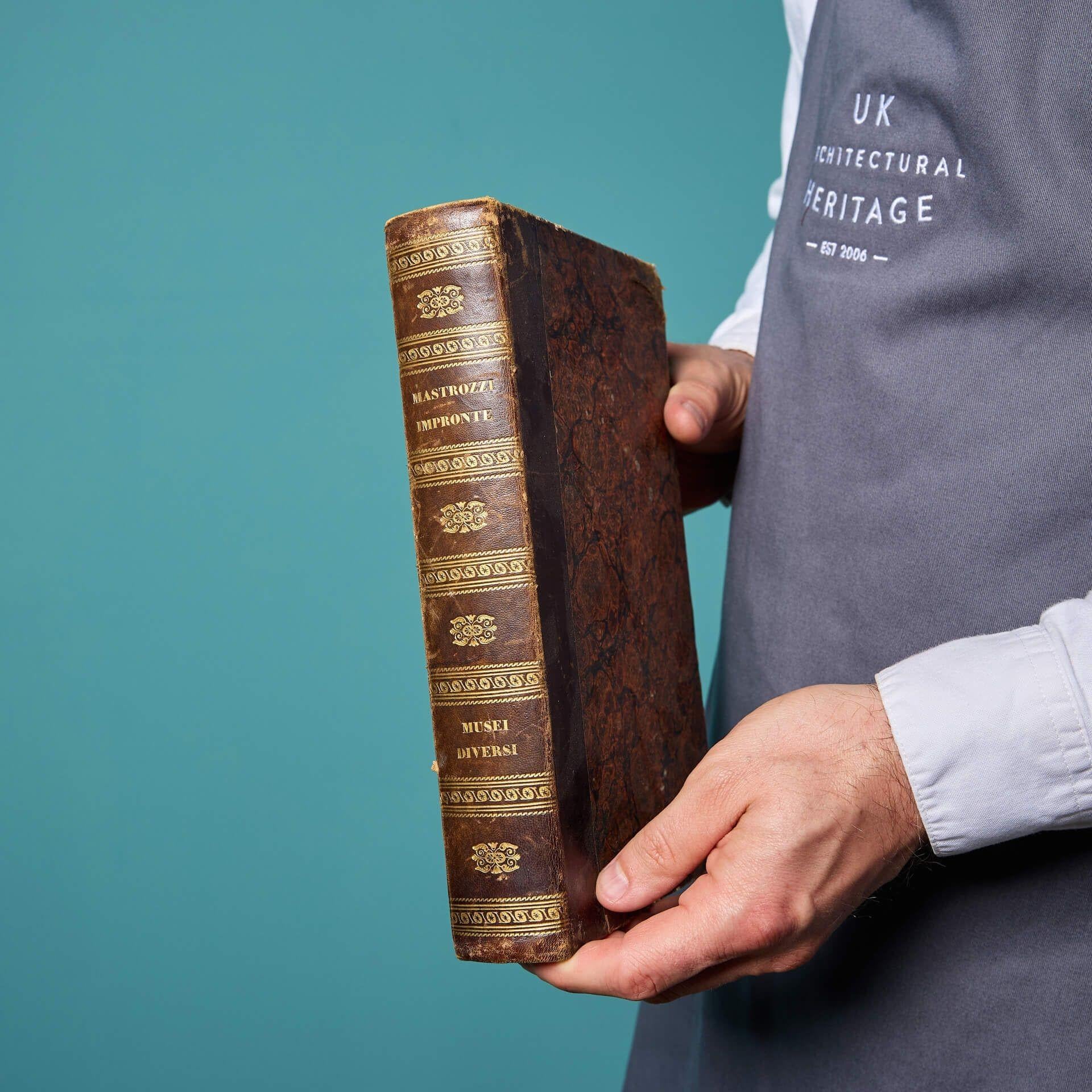 Antikes Grand Tour Kunstbuch mit neoklassizistischen Intaglios, Grand Tour (Gips) im Angebot