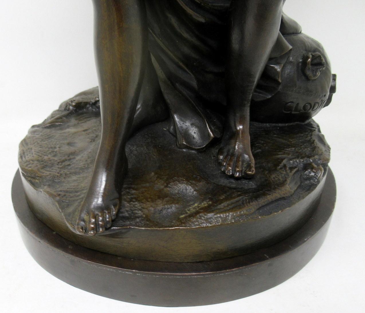 Sculpture française ancienne en bronze Grand Tour - Figure masculine d'un chérubin - Clodion Barbediene en vente 3