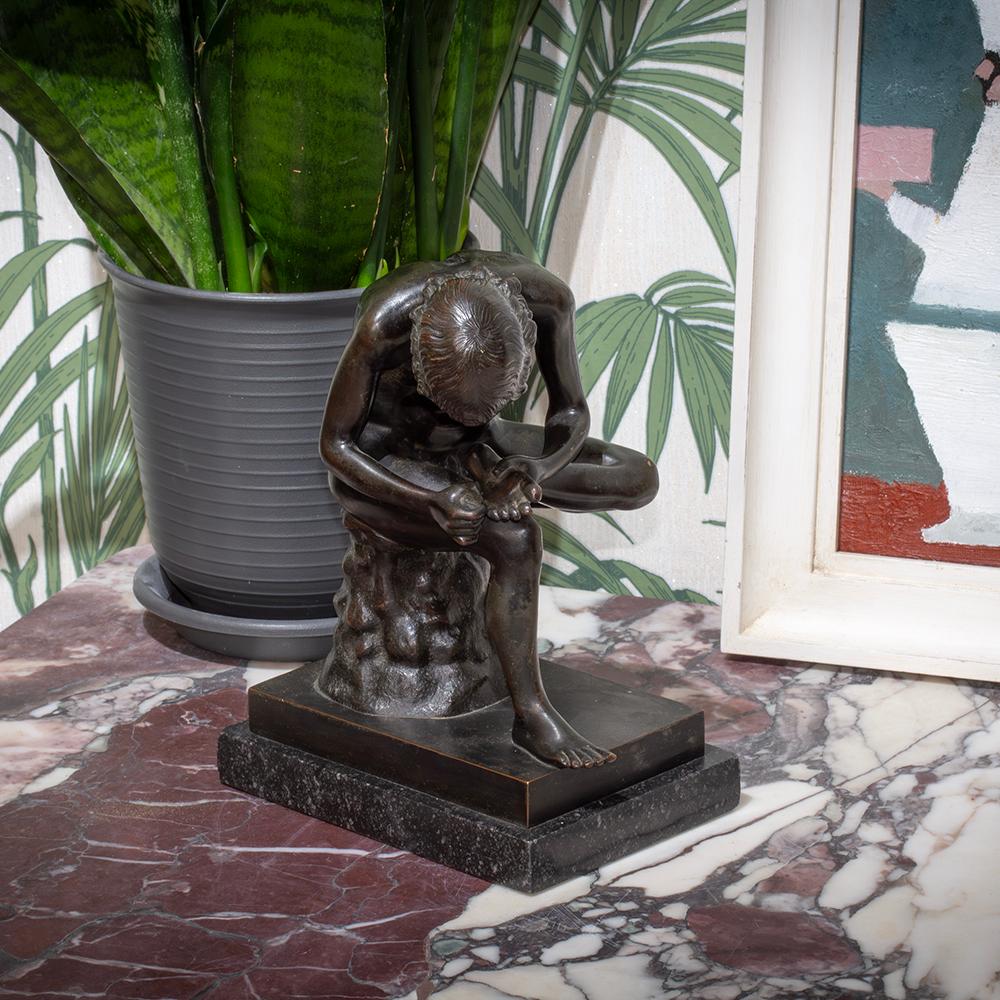 SPINARIO JUNGE MIT DORN

Aus unserer Sammlung von Bronzeskulpturen bieten wir Ihnen diese italienische Bronzefigur von Spinario, auch bekannt als Junge mit Dornen und Fedele. Die Bronzeskulptur ist wunderschön gegossen und steht auf einem Sockel aus