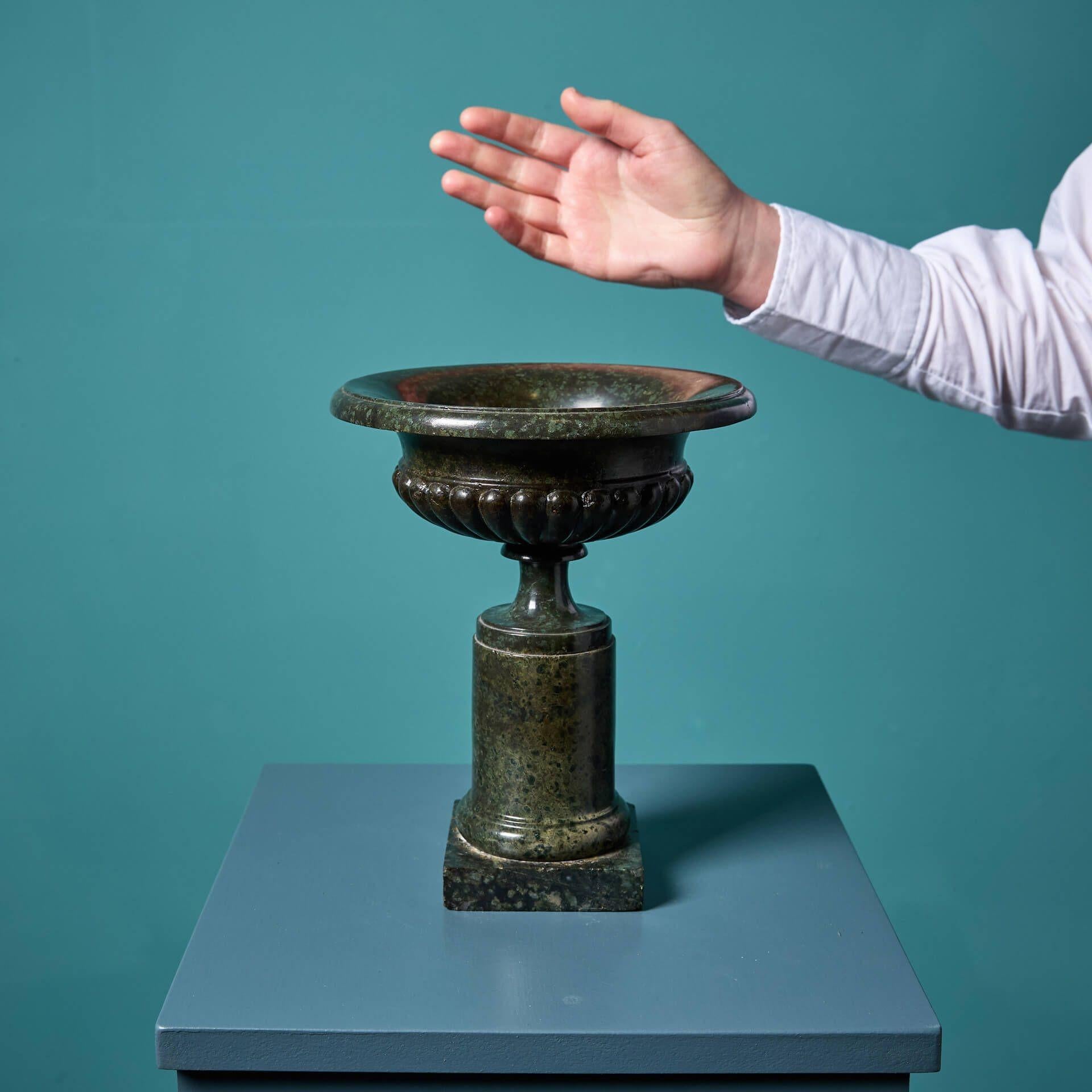 Urne à piédestal en marbre antique du début du 19e siècle, de style Grand Tour.

Le corps godronné de cette urne est surmonté d'un remarquable rebord évasé reposant sur un socle rond et une base carrée magnifiquement lisses.

L'échelle parfaite