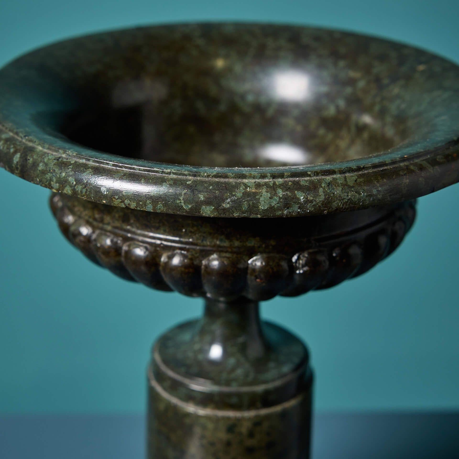 Anglais Urne à piédestal en marbre de Campagna Antique Grand Tour en vente
