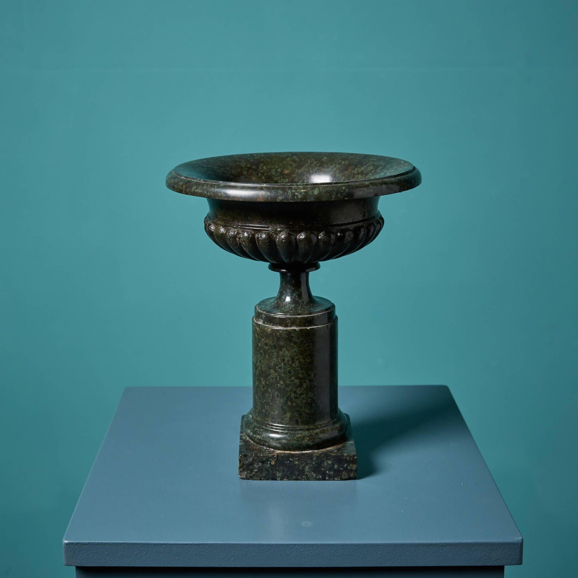 Urne à piédestal en marbre de Campagna Antique Grand Tour en vente 1