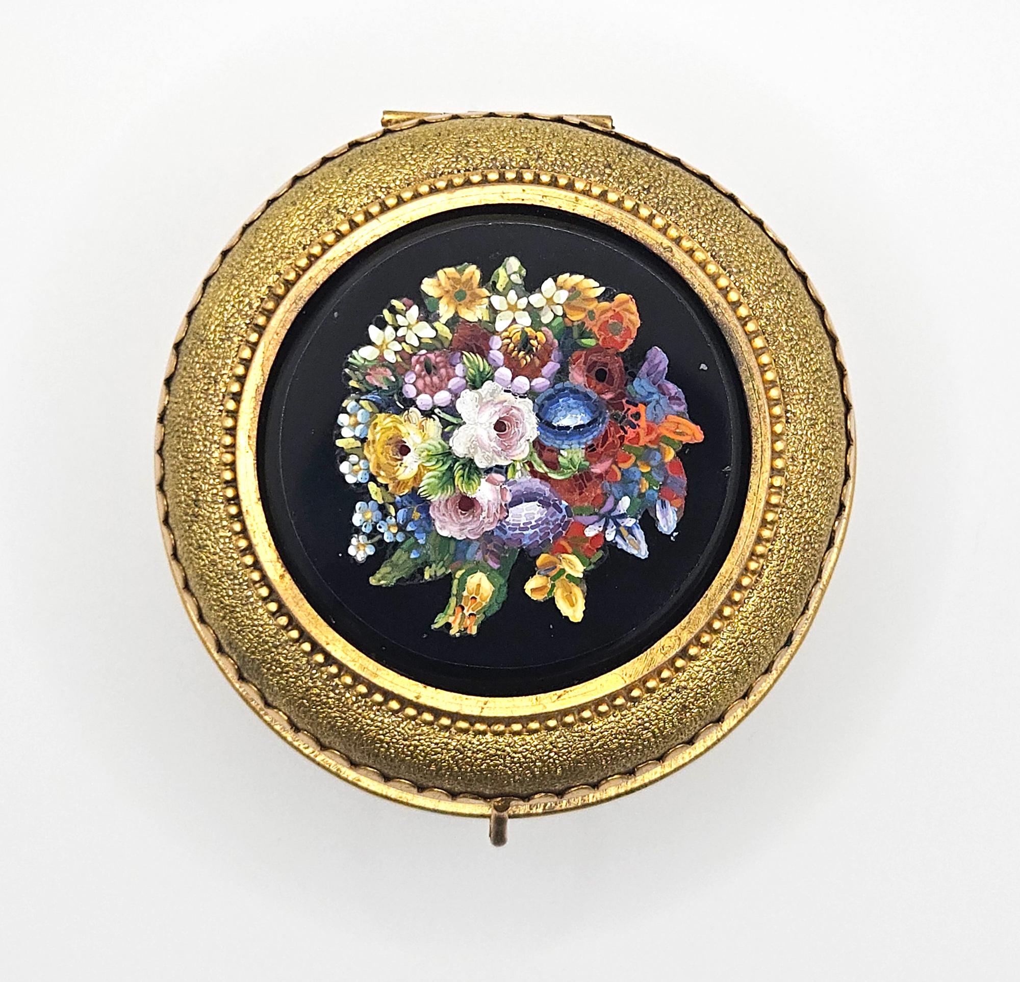 Atractivo y raro joyero o caja de baratijas de micromosaico floral Grand Tour fabricado por Cesare Roccheggiani en Roma, Italia, c. 1875. 

Se trata de una caja de micromosaico bellamente detallada. El panel de la tapa representa un exuberante ramo