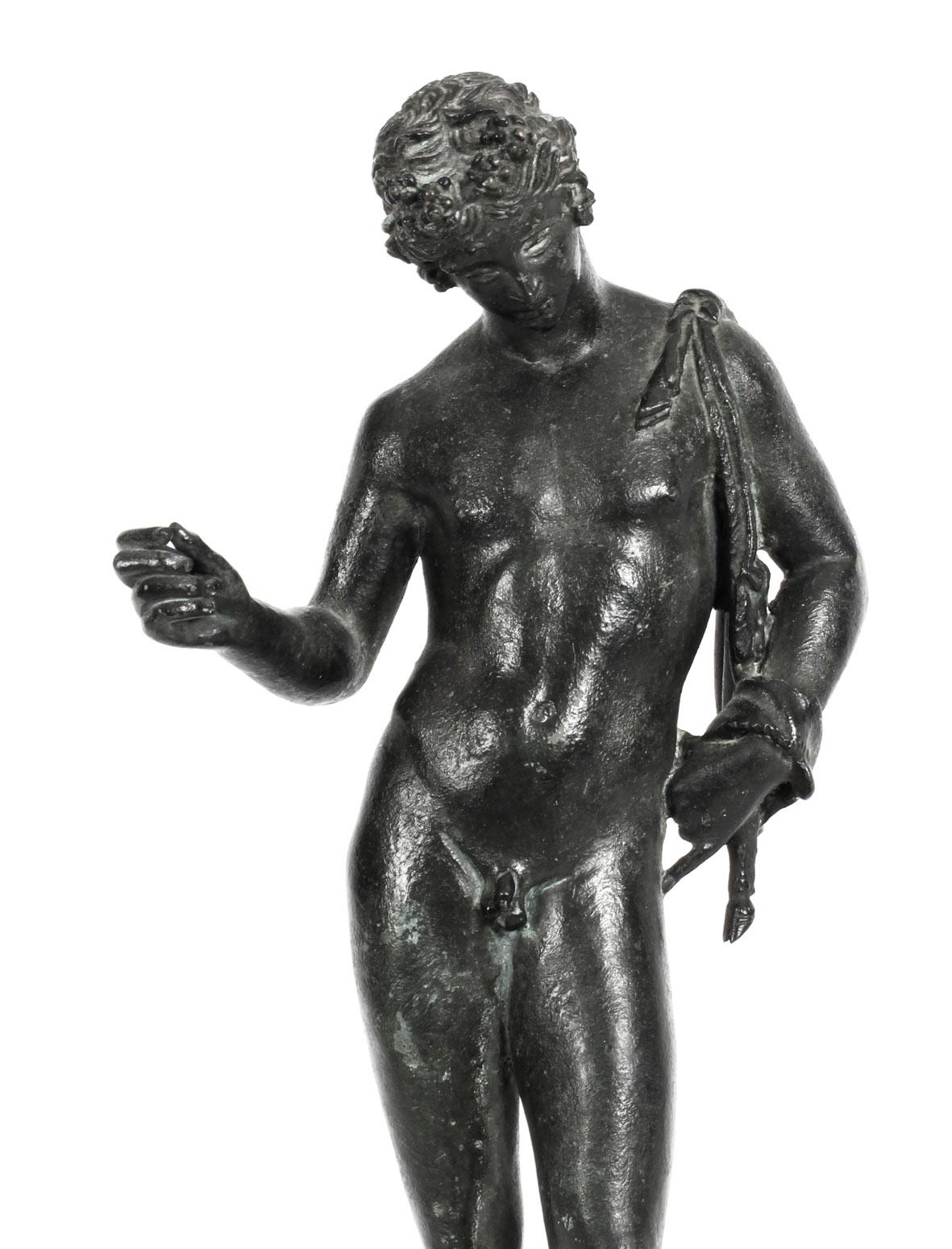 Patiné Ancienne figure de Narcisse en bronze patiné Grand Tour 1870, 19ème siècle en vente