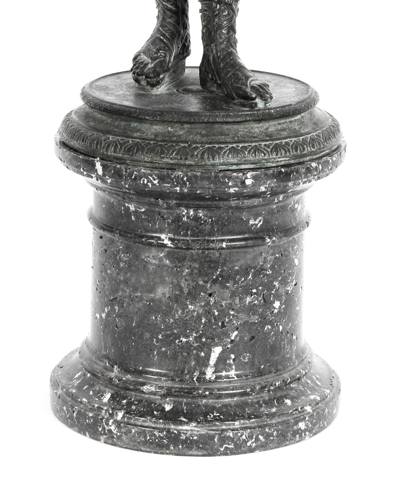 Bronzo Antica figura in bronzo patinato Grand Tour di Narciso 1870, XIX secolo in vendita