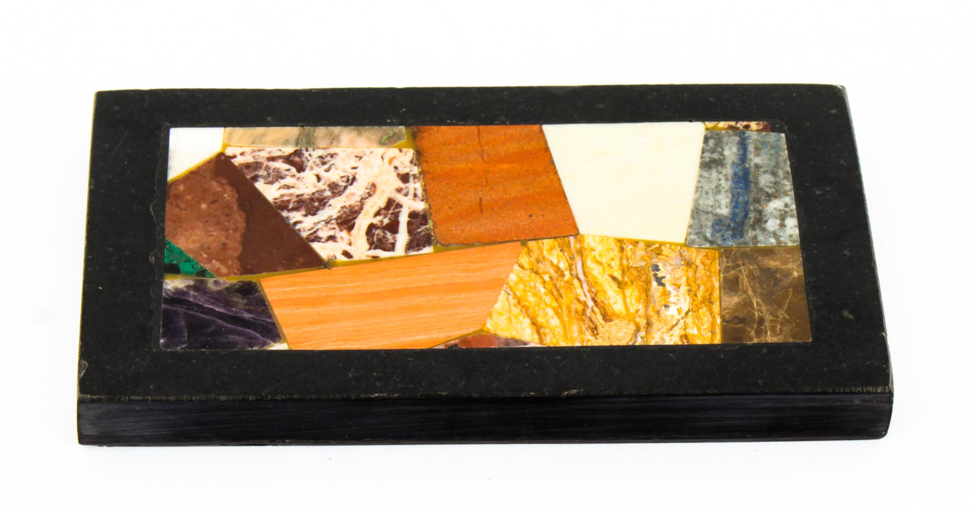 Dies ist eine hervorragende dekorative antike italienische Grand Tour Marmor Pietra Dura montiert Schreibtisch Briefbeschwerer, um 1880 in Datum.
 
Dieser prächtige rechteckige Briefbeschwerer ist mit einem üppigen Arrangement aus Halbedelsteinen