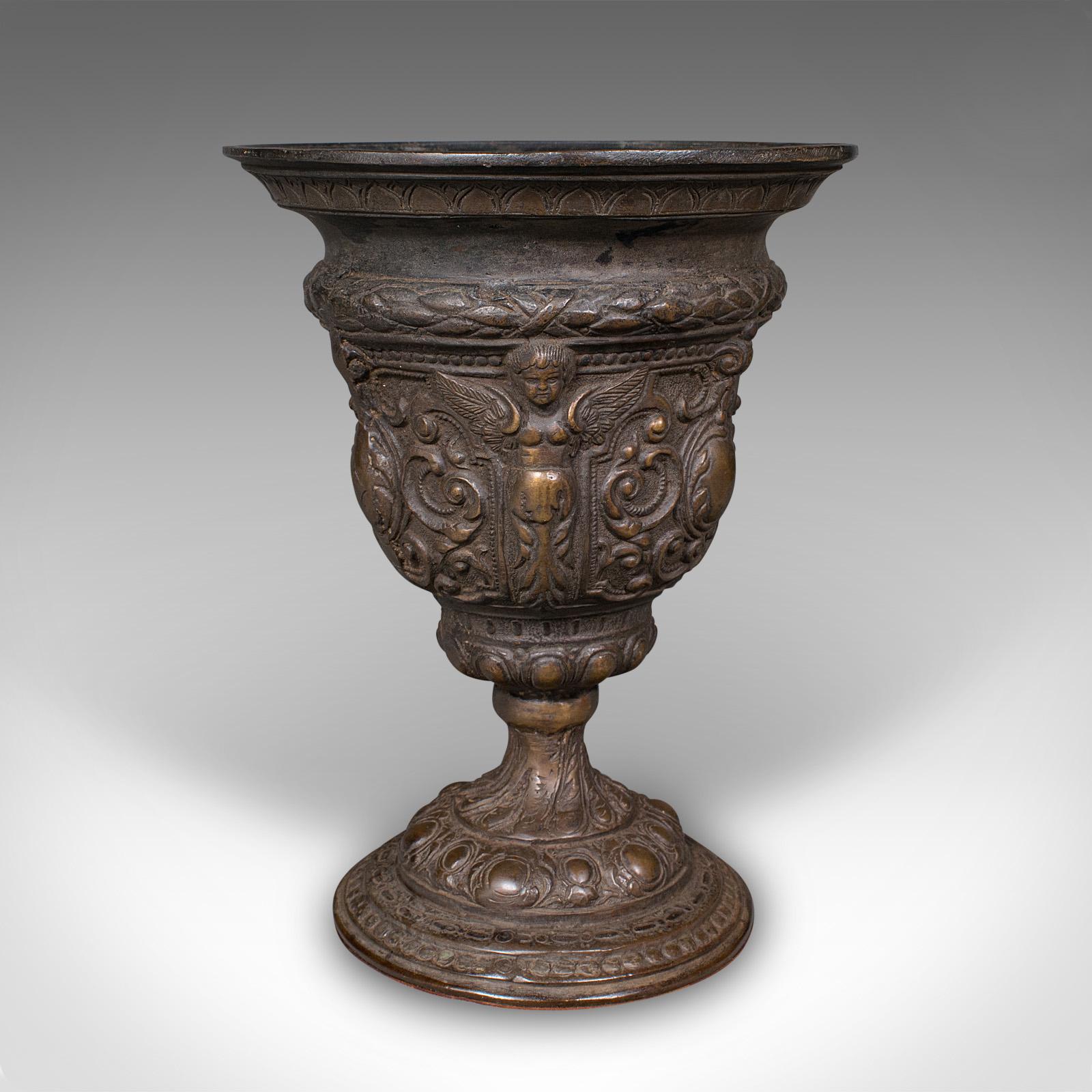 Il s'agit d'une ancienne jardinière Grand Tour. Vase bouquet décoratif italien en bronze datant du début de la période victorienne, vers 1850. Une délicieuse pièce d'artisanat du Grand Tour, riche en charme classique et en détails ornementaux