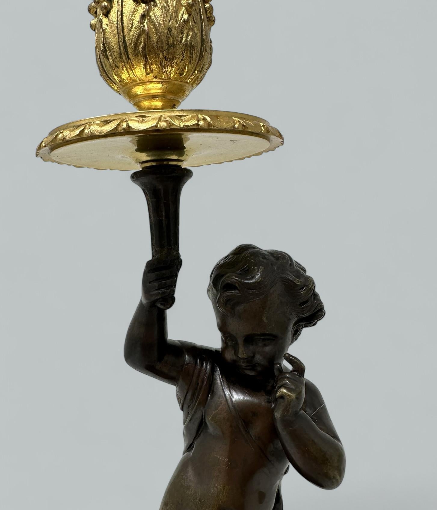 Antique Grand Tour Style French Ormolu Bronce Dore Querubín Putti Candelabro 19Ct Latón en venta