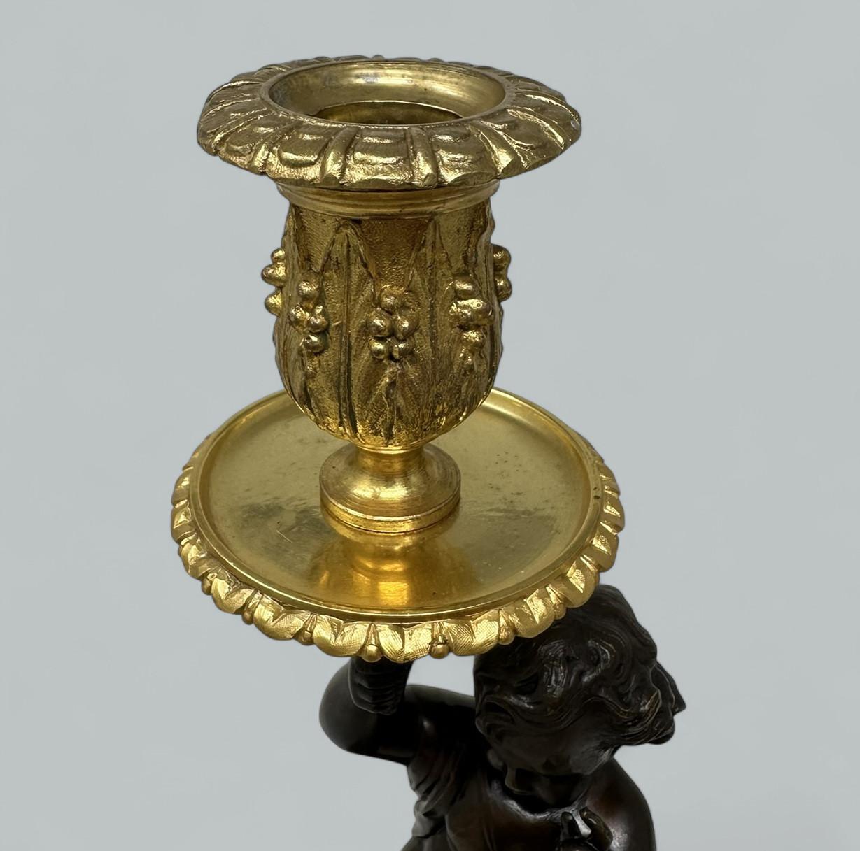 Antique Grand Tour Style French Ormolu Bronce Dore Querubín Putti Candelabro 19Ct en venta 3