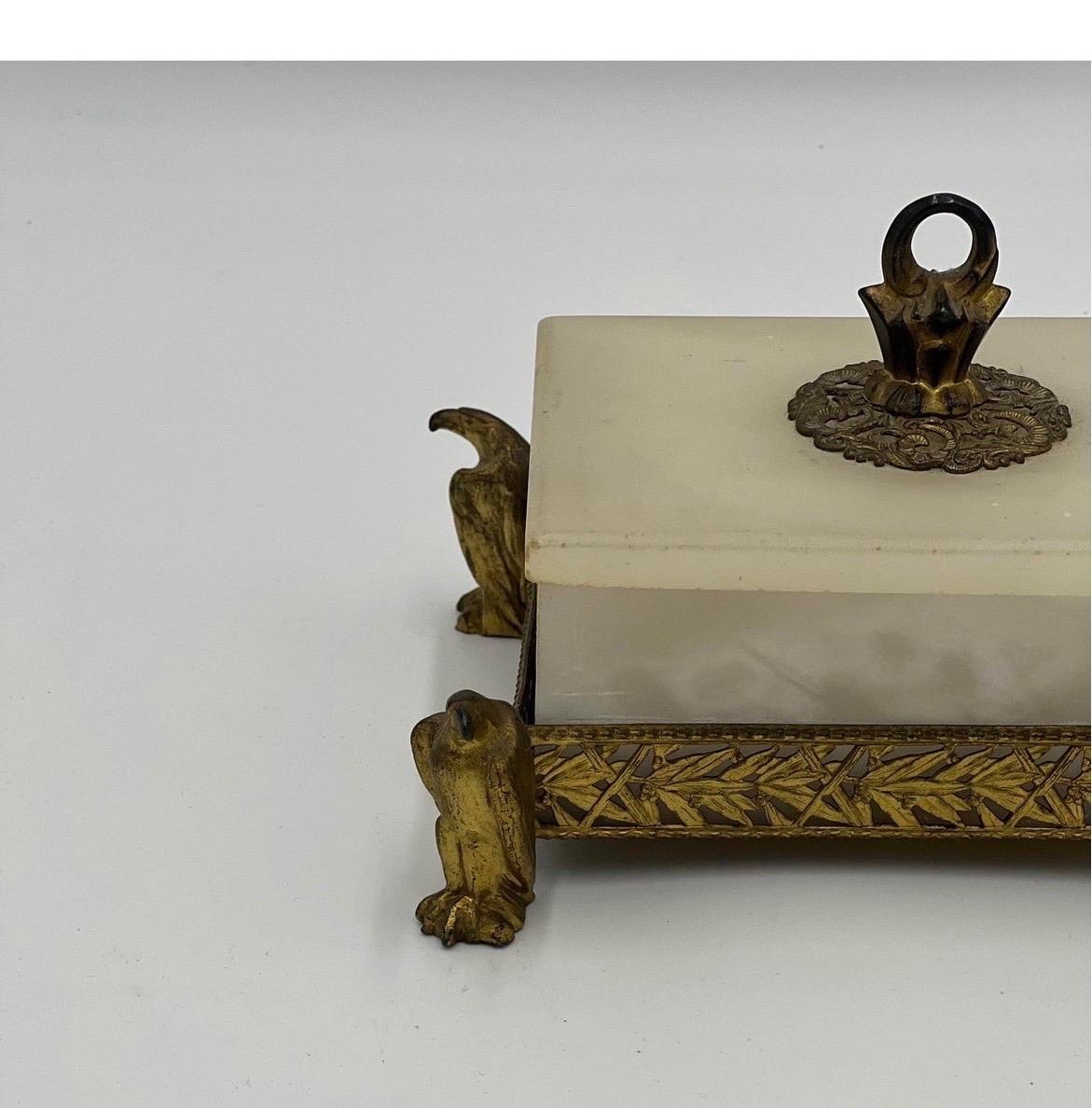 Humidificateur de style Grand Tour ancien en marbre et laiton doré à motif de bambou et d'aigle Bon état - En vente à Atlanta, GA