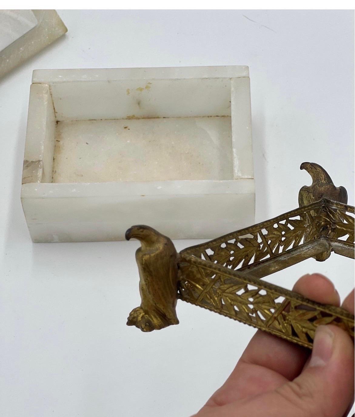 Humidificateur de style Grand Tour ancien en marbre et laiton doré à motif de bambou et d'aigle en vente 3
