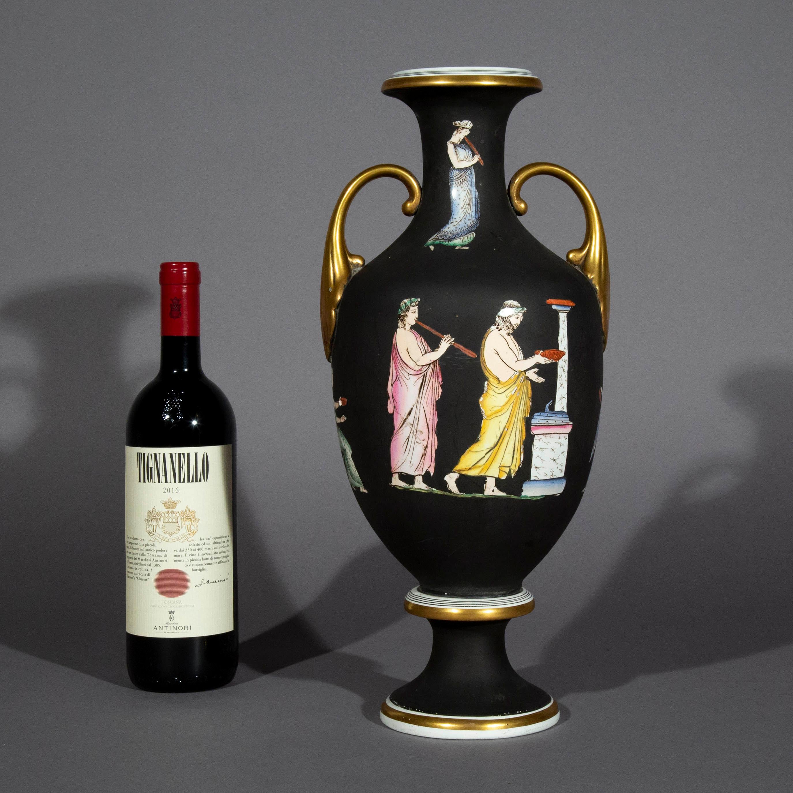 Un affascinante vaso di porcellana in stile Grand Tour, con fondo nero opaco e decorazioni policrome in stile greco antico. Inglese, metà del XIX secolo. Meraviglioso e raro oggetto per interni moderni o classici.

Perché ci piace
Questo squisito