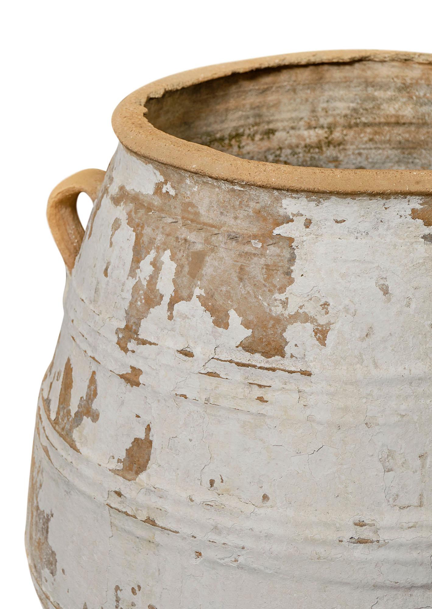 Esta olla Biot de estilo griego solía contener aceite; ¡pero ahora retienen tu atención! Hechos de terracota, son imponentes sin ser prepotentes. Son resistentes y están elaborados con delicadeza. Ofrecen un aspecto intemporal a tu jardín, patio o